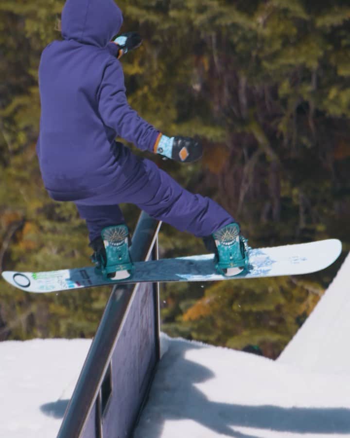 ジェイミー・アンダーソンのインスタグラム：「Purple energy all day! 💜  Big shoutout and gratitude for the whole @sierra_at_tahoe crew, @charlesbeckinsale and @monsterenergy homies for making this happen!   #snowcats #jalivingthedream #jafreespirit」