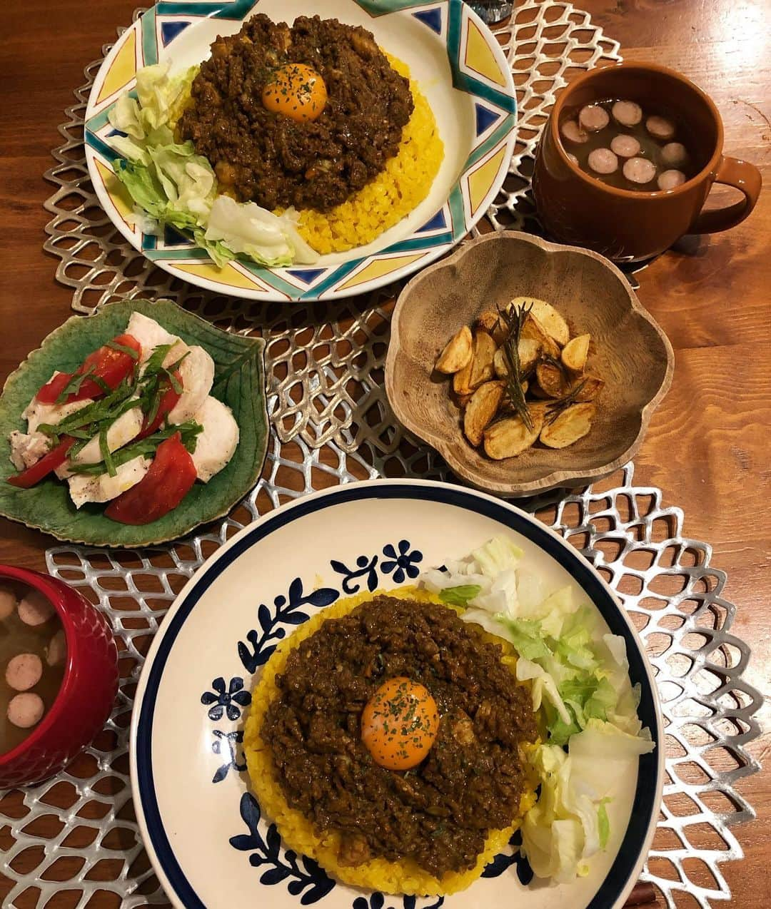 神咲詩織のインスタグラム：「・ ・ ・ ・昨夜の晩ご飯🍽✨ ・ ・ ・シーフードキーマカレー(&ターメリックライス、レタス、卵黄) ・自家製サラダチキンとトマトと大葉のサラダ ・新じゃがのローズマリーフライドポテト ・玉ねぎウインナースイートコーンのコンソメスープ ・ ・ ・ ・ ・本日はキーマカレー🙌✨ ・ ・普通のカレーより調理自体は時間かからないし楽だよね🤓 ・ ・ ・ただ全てみじん切りにするのがね、、、 ・面倒だよね、、、 ・ ・ ・でね、そーいえばブラウンのハンドブレンダーとセットのフードプロセッサーもあったなと(ジョイントするだけで使えたw)思って使ってみたら10秒で具材のみじん切り終了して驚き🤡 ・ ・ ・1年半くらい家にあったのに🤣 ・もっと早く使えばよかった🤣 ・ ・ ・て事でこれから活用します！ ・(ブレンダーの機能はもちろん、高速泡立て、みじん切り、細千切り、太千切り、スライサー、生地コネと色々出来るみたいなんだよね🤣) ・ ・ ・そしてターメリックライスは炊飯器で簡単に炊けちゃうのにカレーが一気に本格的になってよきですね！ ・ ・ ・いつも通り研いだお米にお水入れた後にターメリックパウダーとクミンシードと無塩バター入れて軽く混ぜたら普通に炊飯するだけ✨ ・ ・ ・2合ならターメリックパウダー小さじ1/2、クミンシード小さじ1、無塩バター大さじ1かな🙌 ・ ・ ・ ・スパイスたっぷりなご飯ってビール進むよね🤡 ・ ・ ・#居酒屋こあら #自炊 #晩ご飯 #👨🏽 #🐨」