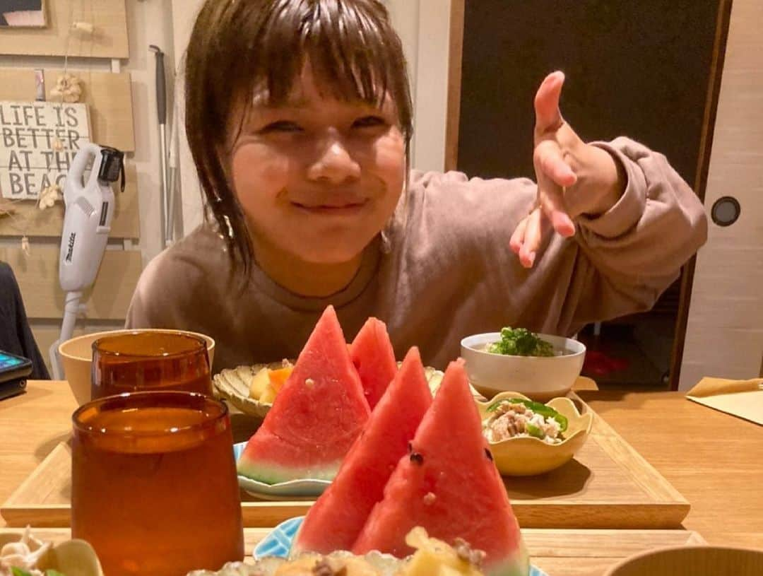 クロさんのインスタグラム写真 - (クロInstagram)「昨日の晩御飯👩🏽‍🍳🤍﻿ ﻿ ✔︎水も出汁も使わない肉じゃが﻿ ✔︎焼きサバご飯﻿ ✔︎ピーマンシーチキン胸肉﻿ ✔︎茄子のお味噌汁﻿ ✔︎スイカ🍉﻿ でした！！﻿ ﻿ 詳しいレシピなどはブログに書いてます✍🏽✍🏽﻿ ﻿ #肉じゃが #定食ご飯 #おうちごはん #自分のご飯食べたくない隊 #ご飯作りのスイッチの入れ方すぐ忘れる隊 #定食ご飯 #今日の晩御飯 つくりおき食堂まりえ #お家ごはん #おうちごはん #時短ご飯 #dinner #簡単レシピ #レシピ #電子レンジご飯 #時短レシピ#yummy #delistagrammer #homecooking #tokyo #japanesefood #instafood #foodstagram #クロリサ的自炊 #おうちご飯 #クッキングラム #晩ごはん #instagood #instalike #tokyo #可愛い #大好き」5月7日 14時34分 - kuro_risa