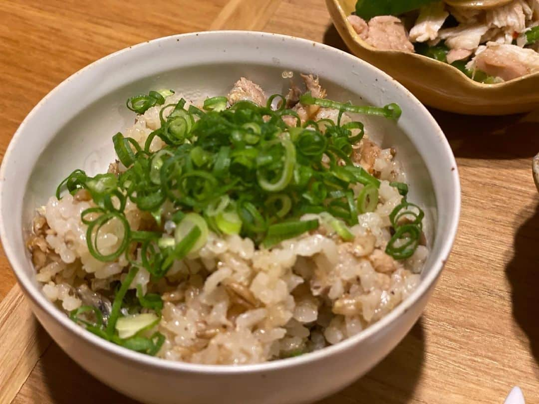 クロさんのインスタグラム写真 - (クロInstagram)「昨日の晩御飯👩🏽‍🍳🤍﻿ ﻿ ✔︎水も出汁も使わない肉じゃが﻿ ✔︎焼きサバご飯﻿ ✔︎ピーマンシーチキン胸肉﻿ ✔︎茄子のお味噌汁﻿ ✔︎スイカ🍉﻿ でした！！﻿ ﻿ 詳しいレシピなどはブログに書いてます✍🏽✍🏽﻿ ﻿ #肉じゃが #定食ご飯 #おうちごはん #自分のご飯食べたくない隊 #ご飯作りのスイッチの入れ方すぐ忘れる隊 #定食ご飯 #今日の晩御飯 つくりおき食堂まりえ #お家ごはん #おうちごはん #時短ご飯 #dinner #簡単レシピ #レシピ #電子レンジご飯 #時短レシピ#yummy #delistagrammer #homecooking #tokyo #japanesefood #instafood #foodstagram #クロリサ的自炊 #おうちご飯 #クッキングラム #晩ごはん #instagood #instalike #tokyo #可愛い #大好き」5月7日 14時34分 - kuro_risa