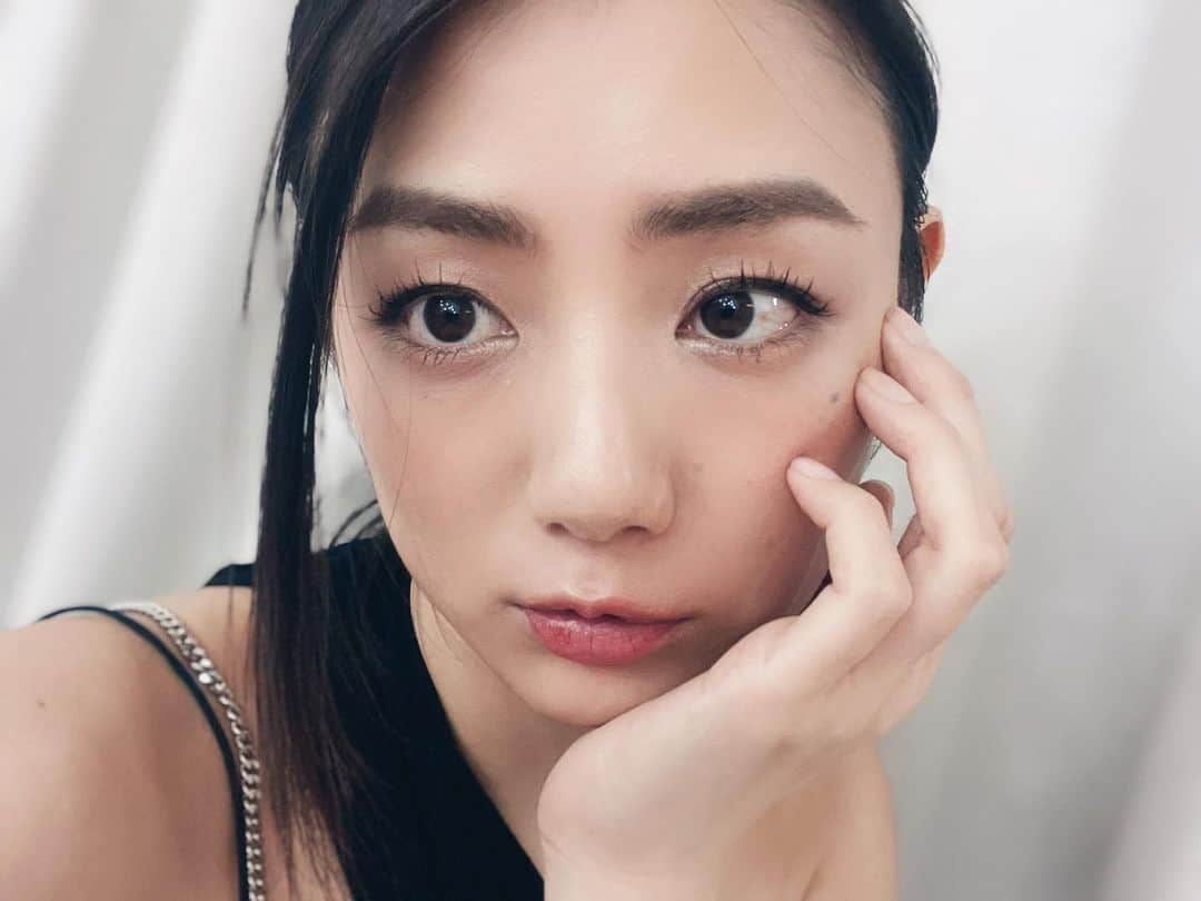 片山萌美のインスタグラム：「ヘアメイクさんがメイクすると まつ毛のあがり方が 最高なんです。 自分でも このまつ毛を目指して メイクしてる👁  #moemikatayama」