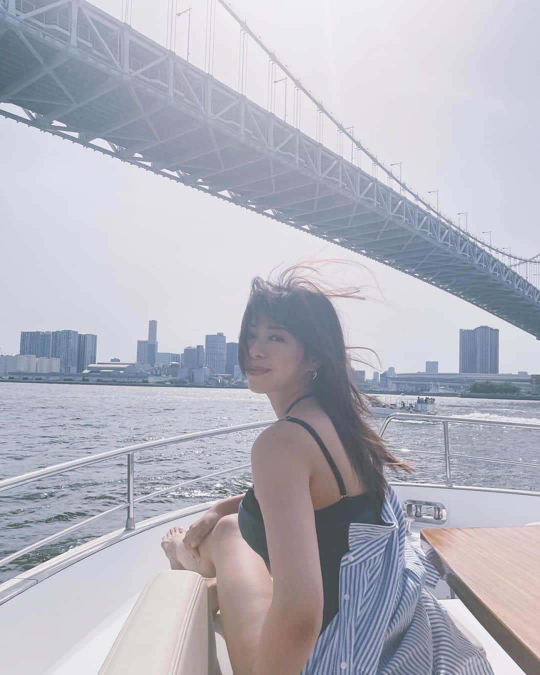 わちみなみのインスタグラム：「こんにちは。﻿ ﻿ そのときは眩しかったんだけど﻿ 見返すと綺麗だったりしました。﻿ 波〜﻿ ﻿ 橋のポキポキしたかんじと﻿ なだらかなうねりがみてて飽きない☺️﻿ 橋っていいよね﻿ ﻿ #海だいすき　﻿」