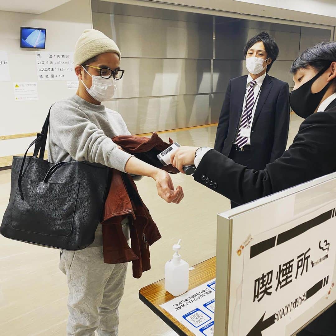 久保田利伸のインスタグラム：「検温🙆‍♀️👍💯  #久保田利伸  #beautifulpeople  #ついに  #ツアーファイナル」
