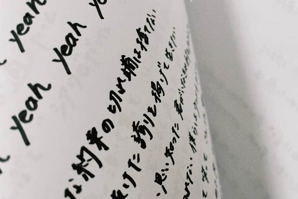 まきさんのインスタグラム写真 - (まきInstagram)「歌詞の文字を書く度に 持つ手が震えて...  あーじゃない こーじゃない  5分置きに休憩したっけな☺️笑  サチアレの歌詞は 感情が乗っちゃうよね  MV最後のメッセージは あゆくまからの 伝えたい想いです！  YouTubeにて公開してるので 「あゆみくりかまき　サチアレ」 ぜひ見てね🤍  #サチアレ #あゆくま #あゆみくりかまき」5月7日 15時04分 - maki_ayumikurikamaki