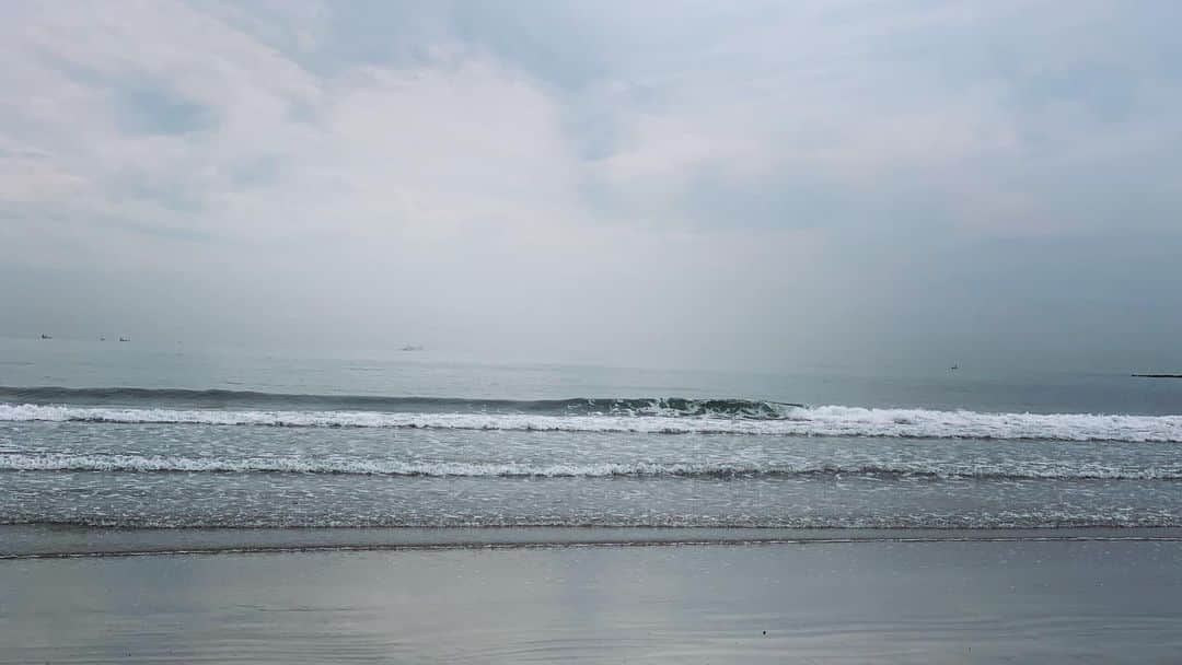 長谷川理恵さんのインスタグラム写真 - (長谷川理恵Instagram)「暖かくなってきたことですし 気分を変えて いつものトレーニングを ビーチで行いました⛱ 裸足になって 波の音を聞きながら 目の前に広がる海に 五感が研ぎ澄まされ 地球を感じ… 最高に気持ちが良かった！！！ こんなにも 気持ちがいいトレーニングなら 毎朝でもやりたい  #ビーチトレーニング#アニマルフロー#解放#鎌倉に住んで良かった#海よありがとう#リエトレ海バージョン#GW明け#みんな体調は大丈夫かな#リラックスしていこうね photo by TAKAO san @4rule  次回はsurf & sup お世話になります🏄‍♀️」5月7日 15時01分 - rie_hasegawa
