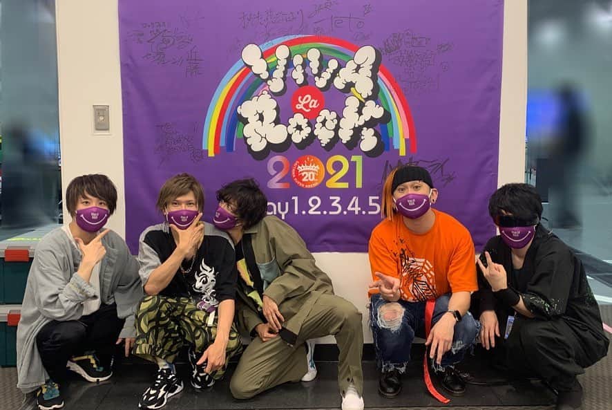 セキはん（コロナナモレモモ）のインスタグラム：「5/4 5 の2日間 ビバラにお世話になりました！コロナナ オメでた 共に初の屋内ビバラ。CAVEステージ。この場に来てくれたり 見ていてくれたり 一緒に作ってくれたり そんな人たち全てに感謝。ありがとうございます。  入場規制自体はもちろん結果としては嬉しい反面 見たいのに見れないという方々にはすまねぇ！もっとでかいとこを安心して任せてもらえるようにしっかりしねぇといけねぇ！という思い。  いろんなバンドのパフォーマンスを見てめっちゃ元気もらえた嬉しさと その反面 良過ぎやろ...ぐぬぬぬぬぬぬぬぬってなる悔しさと でもバンドもお客さんもみんなまた集まって一緒に騒げた心強さ  嬉しさと悔しさと心強さと いつも感じている あなたへと向かって あやまちはおそれずに進む鹿野を 涙は見せないで 見つめていたいよ(ハマりの都合上の敬称略ゆえ誤解のなきよう🙏)そんな気持ち。  鹿野さん いろんな準備やら進行やらでお忙しい中 わざわざミトのために 誕生日プレゼント持って楽屋まで来てお祝いしてくれたんですよ... 祝われた本人でもないわしまでヒデキ感激！感謝カンゲキ雨嵐でした。 (写真載せていいか確認中)  また来年目指して 帯をギュッとね 締め直しです。(いうて今上裸ですが)  Photo by 古溪一道  (1枚目以外)  #ビバラロック2021 #VIVALAROCK #オメでたい頭でなにより」