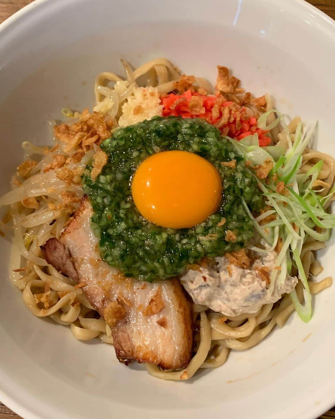 松本誠治のインスタグラム：「「大宮まぜそば 誠治」の「冷やし山形まぜそば」です。 これ、タレはいつものまぜそばと全く違うものでございますね。 和風感あるタレと、麺は水で締めて弾力もツルツル感もアップしてますね。 山形風のだし(上に乗ってる刻んだきゅうり)がまた良いですし、サバマヨともバッチリです。 ラーメンレビューと見せた、宣伝です。 宣伝ですけど、本当に美味しいすよ。これ。 夏季限定なので、暑い時期が終わったら終わりますので、食べられる時には食べてみてくださいね。」