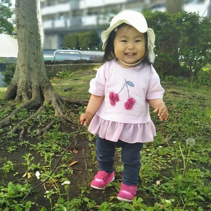 二條満月のインスタグラム：「落ちてた木の枝を杖のように使いながら、お散歩してた〜😆 もうだいぶ1人で歩いてお散歩もするようになって、嬉しいような寂しいような･･･👧  #1歳 #1月生まれ #女の子ベビー #女の子ママ #成長記録 #公園散歩 #公園フォト #赤ちゃんのいる暮らし #赤ちゃんのいる生活 #新米ママ #スマイル育児 #ままのて #ベビフル #かわあか #ミキハウス笑顔カウンター」