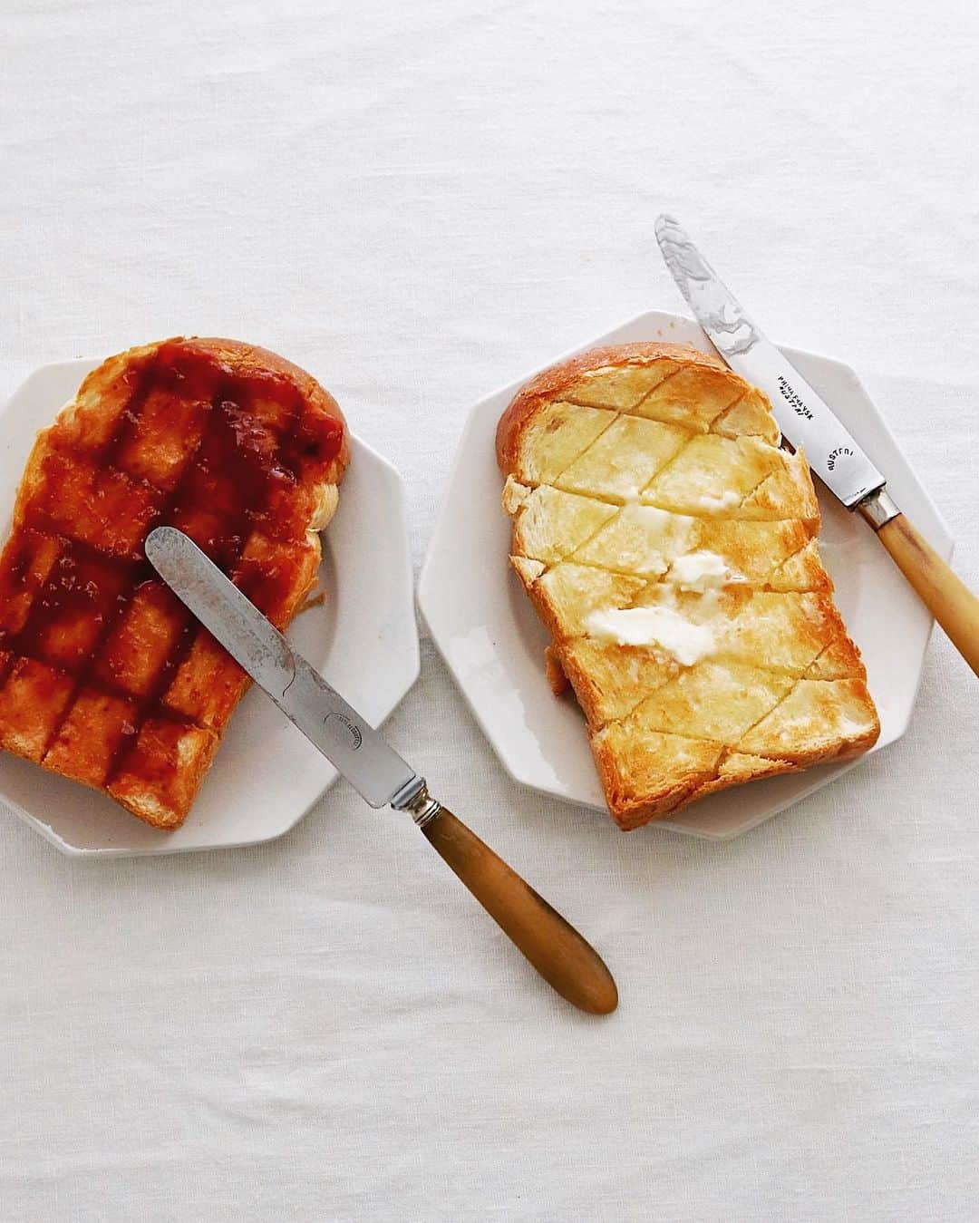 樋口正樹さんのインスタグラム写真 - (樋口正樹Instagram)「Toast . 今朝は厚切りのトースト。 苺とルバーブのジャムと 発酵バターの２枚を用意。 切れ込みパターンの検証😋 . . #苺とルバーブのジャム #ジャムトースト #バターとジャム #イギリスパン #トースト #山食 #食パン #アンデルセンイギリス #アンデルセン #発酵バター #朝の定番 #andersen #strawberry #rhubarb #toast ﻿#toastforall」5月7日 7時42分 - higuccini