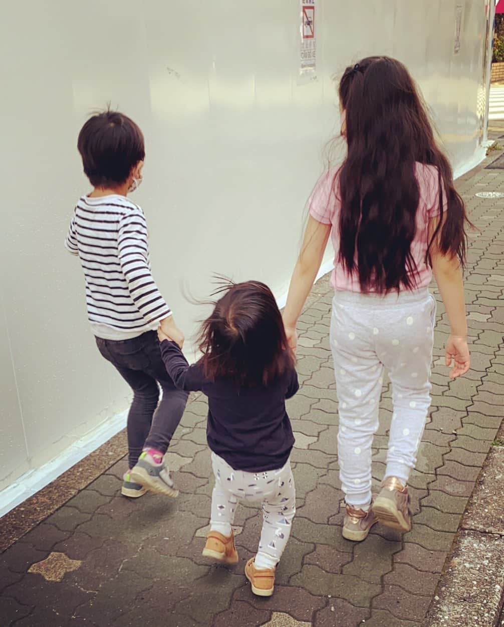 涼紫央さんのインスタグラム写真 - (涼紫央Instagram)「幸せを感じる後ろ姿❤︎ #7歳 #4歳 #1歳」5月7日 7時55分 - toitoitoi