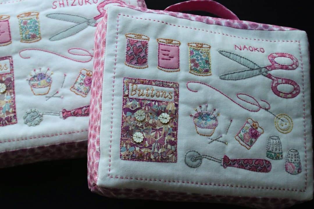 高井直子さんのインスタグラム写真 - (高井直子Instagram)「🧵🪡 母が娘と私に作ってくれた ソーイングケース。 どんなプレゼントよりもあたたかい。 #ソーイングケース #刺繍」5月7日 7時50分 - naokotakai