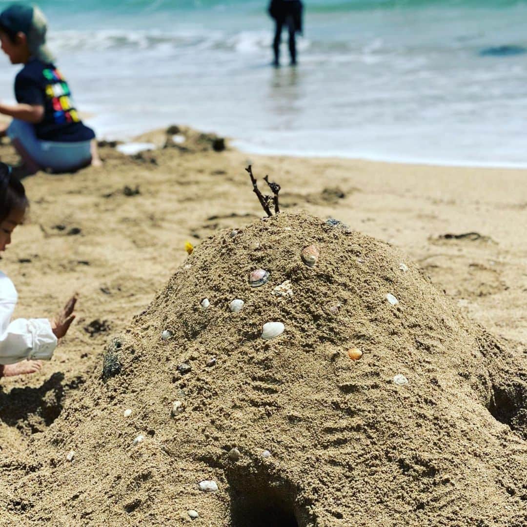 中越典子さんのインスタグラム写真 - (中越典子Instagram)「おはようございます🌞  あーキラキラ輝く青い海、行きたいなぁ〜‼︎砂浜で早く遊びたいなぁ！ その前に梅雨がきますね  潤いの雨も大好きだなぁ〜  #海#貝殻#砂 #梅雨#アンプルール」5月7日 7時50分 - nakagoshi_noriko.official