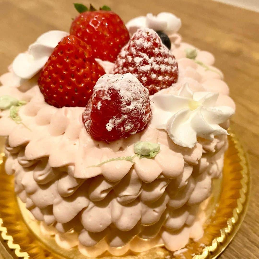 中野向日葵のインスタグラム：「クリスマスのあそび ことしもまるいケーキ食べれた🎂🧸🎅🏻✨ たのしかった🥳🥳」