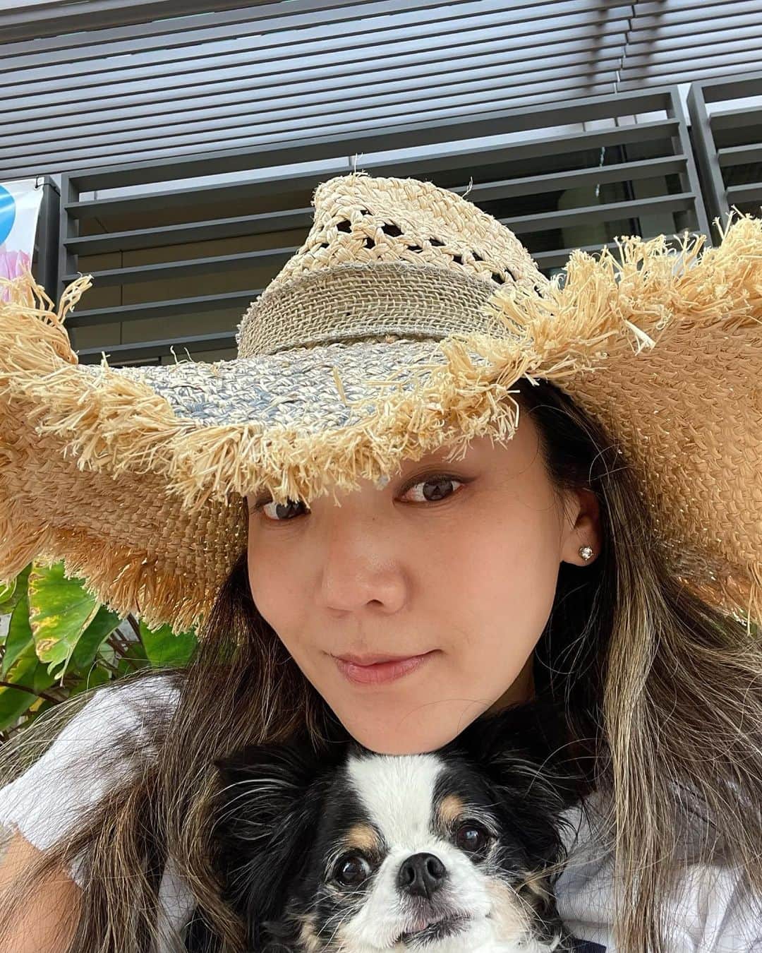 のインスタグラム：「Me and my baby Dondon 🐶on the way back from supermarket 📷  スーパーマーケットからの帰り道にどんどんとパシャ📷  #takakoworldstylin🌎 #takakohawaiistylin🏝 #lifestyle #dondon🐶#どんどん🐶 #hawaii  #yokawso #和央ようか」