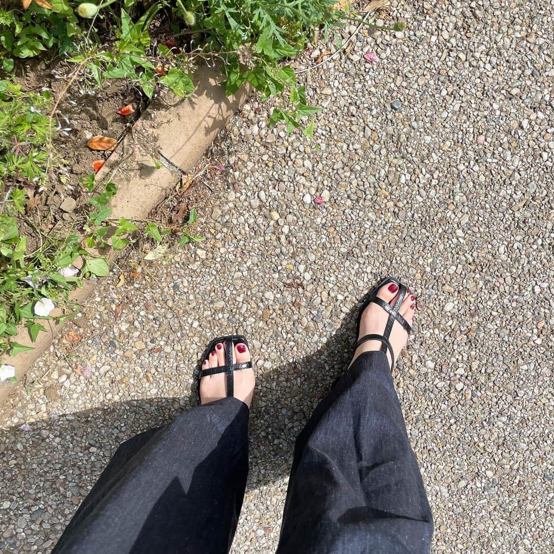 伊藤沙織さんのインスタグラム写真 - (伊藤沙織Instagram)「暑かった日🌞と言っても、さすがに羽織り物はあったけど下はノースリーブでいけました🙆🏻‍♀️   先日 @rosebud_official_ の受注会に行き、今季ローンチしたブランド @piu_comoda_official のサンダルをオーダーしたよ📝 届いて早速履き、お散歩がてらドリンクをテイクアウト🥤🌱 ヒールが太くて歩きやすい&疲れにくくて優秀🥰この夏、大活躍してくれそう💕初めて履いた日に結構歩いても全く靴擦れしなくて何気に嬉しかった〜！  ROSE BUD公式サイトや店舗で商品が購入できるそうです🌹  #ローズバッド #rosebud #rosebud2021summer #PR #piucomoda」5月7日 8時46分 - saori__ito