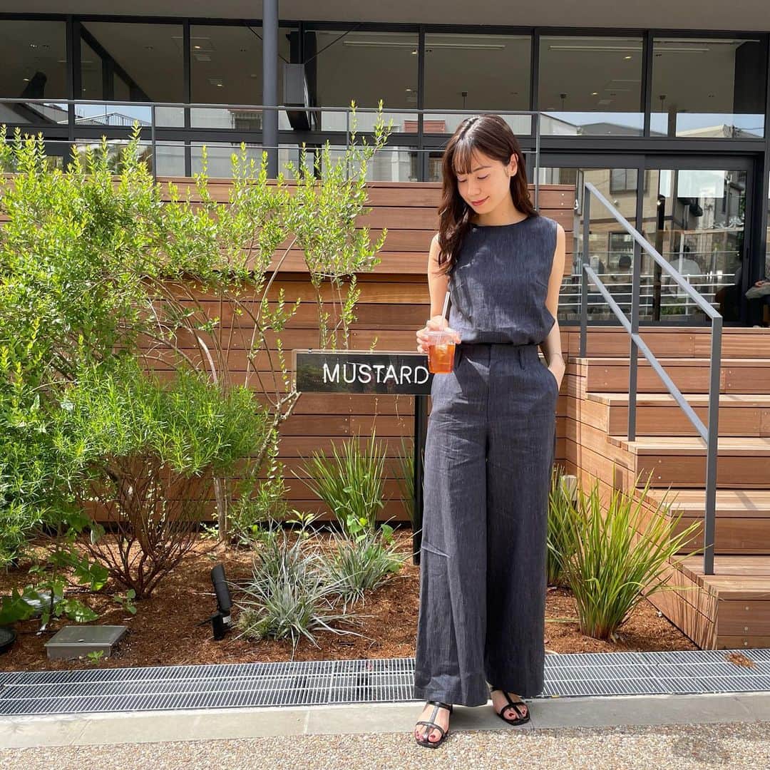 伊藤沙織のインスタグラム：「暑かった日🌞と言っても、さすがに羽織り物はあったけど下はノースリーブでいけました🙆🏻‍♀️   先日 @rosebud_official_ の受注会に行き、今季ローンチしたブランド @piu_comoda_official のサンダルをオーダーしたよ📝 届いて早速履き、お散歩がてらドリンクをテイクアウト🥤🌱 ヒールが太くて歩きやすい&疲れにくくて優秀🥰この夏、大活躍してくれそう💕初めて履いた日に結構歩いても全く靴擦れしなくて何気に嬉しかった〜！  ROSE BUD公式サイトや店舗で商品が購入できるそうです🌹  #ローズバッド #rosebud #rosebud2021summer #PR #piucomoda」