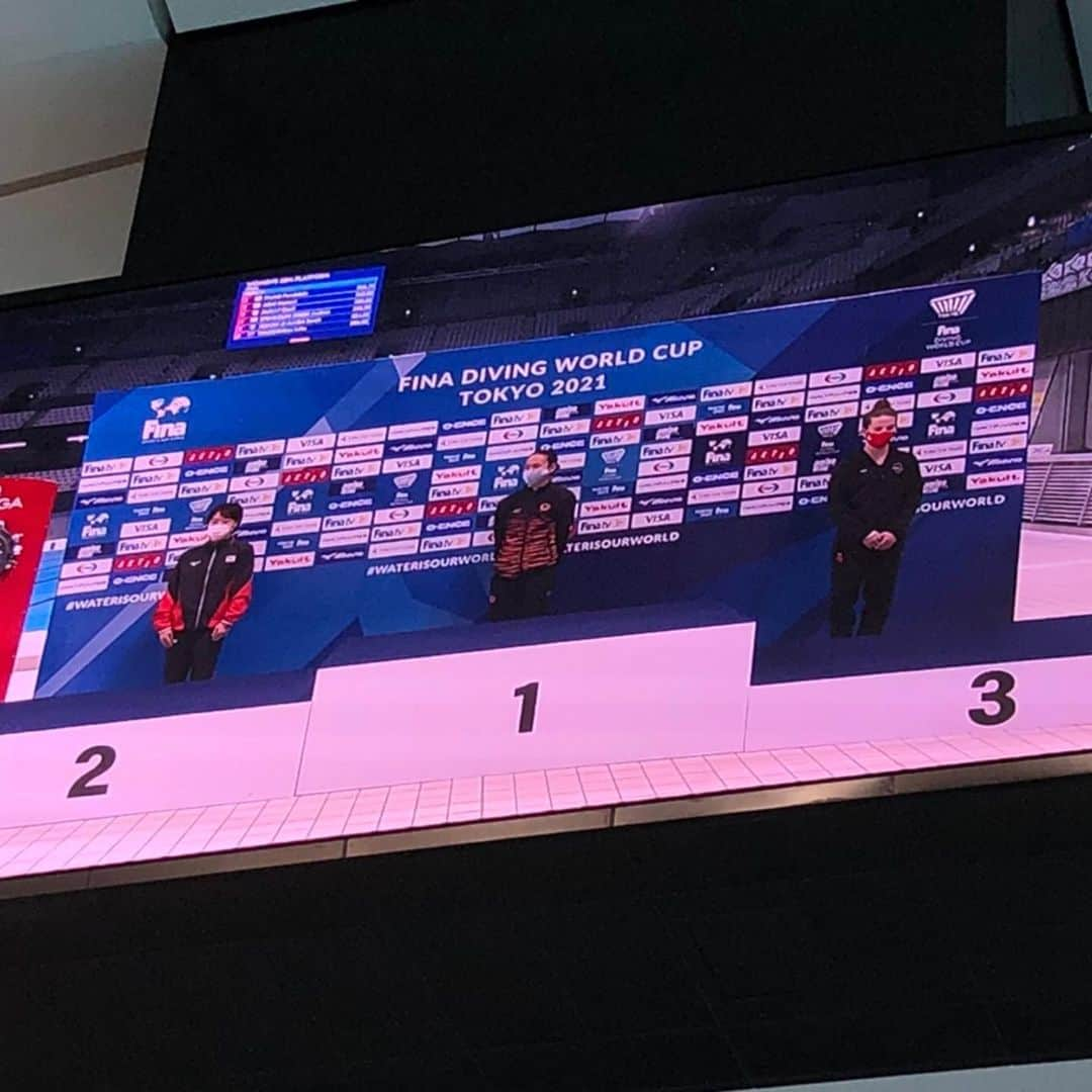 荒井祭里さんのインスタグラム写真 - (荒井祭里Instagram)「FINA Diving World Cup 2021🇯🇵  今回の試合では女子高飛込シンクロでは7位入賞、女子高飛込では2位になることができました⭐️  シンクロでは本当に悔しくて悔しくて、自分に自信を無くしそうになっていました。 でも、みなやコーチ、トレーナーさんやJapanのチームのみんなに励まされ、なんとか調子を取り戻して個人では2位になることができました🥈  個人では良い結果を出すことが出来ましたが、まだまだ修正するところは沢山あり、シンクロではとても悔しい思いをしました。 今回の結果を次に活かしてオリンピックに向けて練習に励みたいと思います！  そして今回、このような状況下でWorld Cupを開催してくださった大会関係者の皆様、運営スタッフや役員の皆様に深く感謝申し上げます🙇🏻  #finadivingworldcup2021 #japanteam #10mplatformsynchro#10mplatform」5月7日 9時09分 - _matsubokkuri_