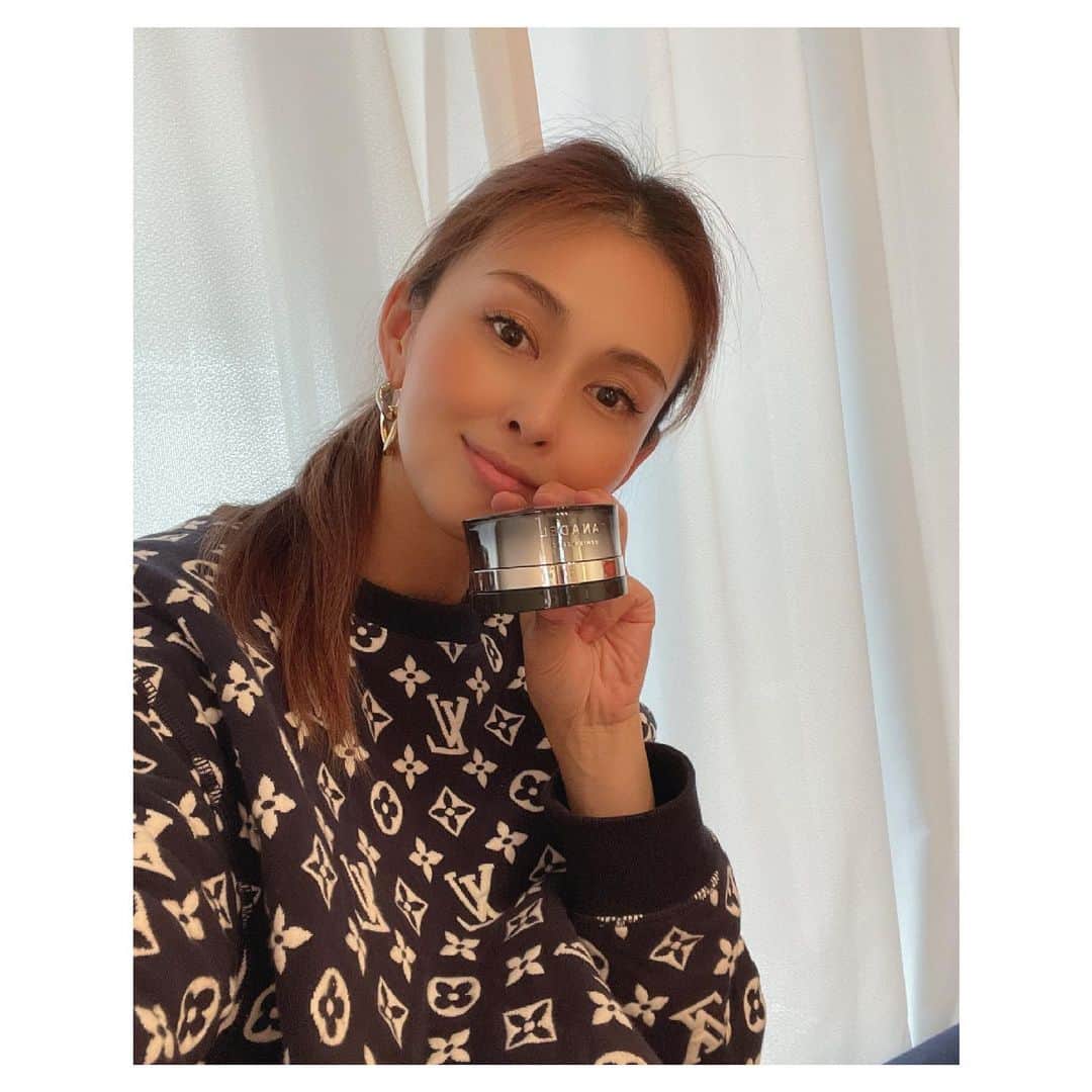 のインスタグラム：「カナデルのプレミアムゼロ、塗り心地が良くてしっとりする！ けど、ベタつかないからこれからの季節にいいかも😊 メイク前に基礎化粧品がベタベタとするのが苦手だから嬉しい❣️  #CANADEL  #カナデル  #カナデルプレミアゼロ  #オールインワンジェル  #時短 #子育てママ #しっとりさらさら」