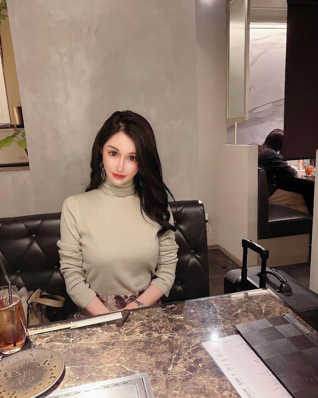 小倉ゆずのインスタグラム：「この写真📷好評だから 載せよ😂  焼肉屋🥩さんでパチリ📸  #名古屋  #名古屋グルメ  #錦  #錦三丁目  #錦三丁目グルメ  #焼肉  #北新地  #六本木  #歌舞伎町  #銀座  #キャバ嬢  #キャバクラ  #黒髪  #黒髪ロング  #夜遊び  #名古屋出張  #ぐるめすきな人と繋がりたい  #飲み会  #にくすたぐらむ  #食べるの好きな人と繋がりたい  #食べ歩き」