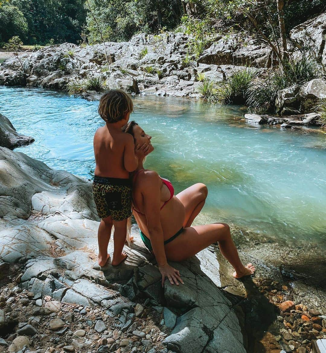 アラナ・ブランチャードさんのインスタグラム写真 - (アラナ・ブランチャードInstagram)「Me and my bestie pushing me to my limits or pushing me off this rock🤣 any other parents out there see a big change in their kids while your expecting your next? It’s been a wild ride so far I can’t even imagine having two😳 love you Banks even when your telling me to go away💙」5月7日 10時06分 - alanarblanchard