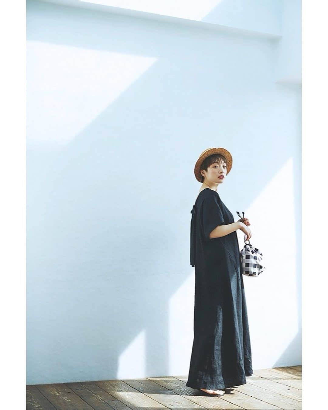 高山都さんのインスタグラム写真 - (高山都Instagram)「大人が使うギンガムチェック。 かごバッグの中には、巾着が入っていて、単品で使っても可愛い。 福田真琴さんの素敵なスタイリング、愛子ちゃんのキリッとヘアメイクもぜひ参考にしてみてください。 椅子はカメラマンの須藤敬一さんの私物♡ このベージュのオーバーオール可愛かったなー。 @outersunset_official のものでした。 #大人のおしゃれかごバッグBOOK #高山都」5月7日 10時31分 - miyare38