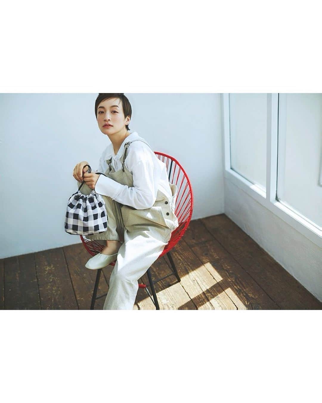 高山都さんのインスタグラム写真 - (高山都Instagram)「大人が使うギンガムチェック。 かごバッグの中には、巾着が入っていて、単品で使っても可愛い。 福田真琴さんの素敵なスタイリング、愛子ちゃんのキリッとヘアメイクもぜひ参考にしてみてください。 椅子はカメラマンの須藤敬一さんの私物♡ このベージュのオーバーオール可愛かったなー。 @outersunset_official のものでした。 #大人のおしゃれかごバッグBOOK #高山都」5月7日 10時31分 - miyare38
