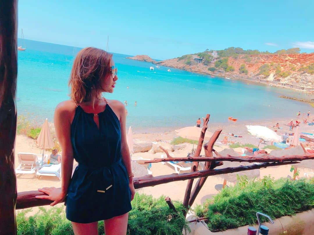 かにゃさんのインスタグラム写真 - (かにゃInstagram)「過去の旅写真🇪🇸IBIZA 海綺麗すぎ🏝 そしてSpain人のキッズ可愛過ぎ💓  なんかわかんないけどEuropeが一番肌に合う✨ コロナじゃなかったら今頃Europe住んでるはずだった…🥲🦠 でも今はMelbourneも居心地良くて毎日Happyに過ごせてる🙌  ただ今は日本に一時帰国ができないのが辛いw 最低でも一年に一回くらいは日本帰れないとさすがの私もホームシックになるよ〜😹🇯🇵 とりあえず美味しいお寿司とすき焼き行きたい❣️ . . . . #caladhort #seaview #seaside #beach #ibiza #spain #spain🇪🇸 #travel #travelphotography #travelgram #traveling #travelling #travelblogger #traveltheworld #travelingram #instatravel #instatraveling #旅行 #旅 #旅行好き #旅行大好き #旅行好きな人と繋がりたい #旅好きな人と繋がりたい #旅行好きと繋がりたい #イビザ #スペイン #ヨーロッパ #スペイン旅行 #ビーチ #海」5月7日 11時01分 - kanya_435