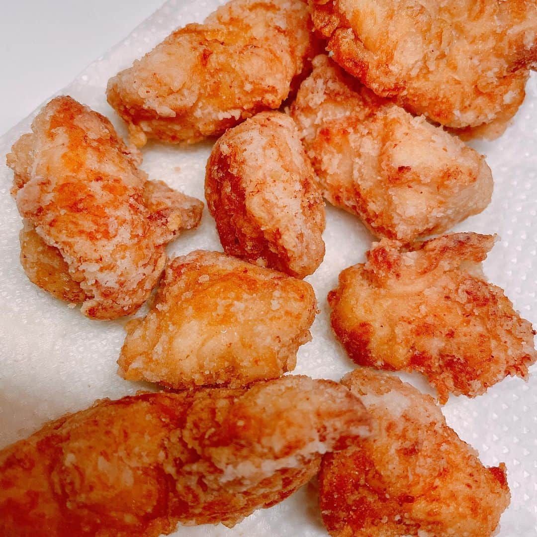 坂下千里子さんのインスタグラム写真 - (坂下千里子Instagram)「またもやお弁当。17回目ですね。飽きさせてしまいすみません。. .. 朝から唐揚げを揚げる、、、、これも修行ですね。 朝から鮭を焼く。拒否される。ホラーマンの鮭ふりかけでおちつく。修行中です。 . . #お弁当 #娘弁当 #ランチ #スープジャー #お味噌汁 #フルーツ #オレンジ」5月7日 11時40分 - chiriko_sakashita_official
