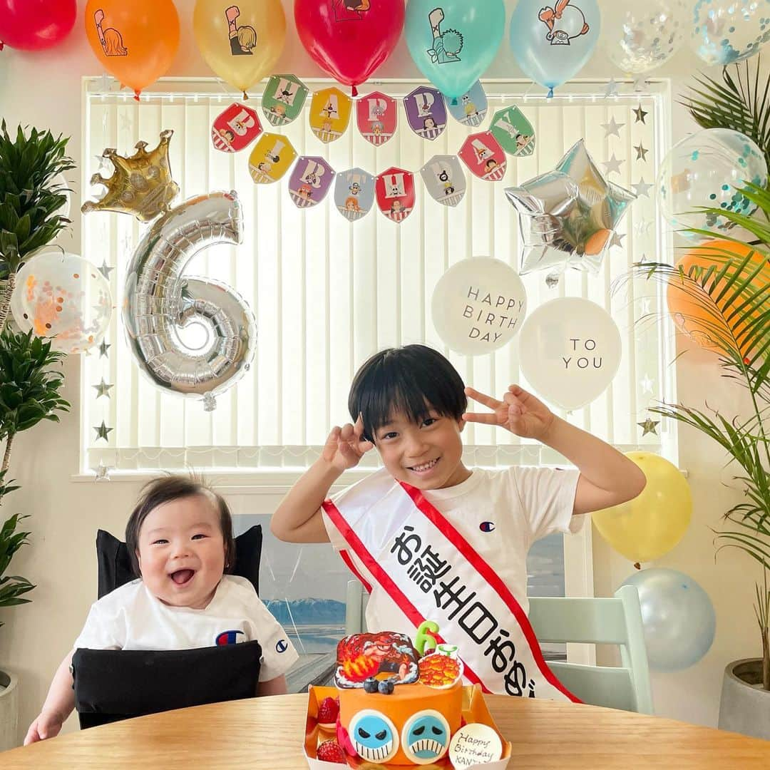 新原愛加のインスタグラム：「. かんた6歳の誕生日でした🎂 ふうちゃんもハーフバースデー🤍 2人ともおめでとう♡だいすき♡ . . . #happybirthday #誕生日 #誕生日ケーキ #6歳誕生日 #ハーフバースデー #ワンピースケーキ #エース #カンタ成長記録 #フウタ成長記録 #6歳 #6歳男の子 #生後6ヶ月 #生後6ヶ月男の子 #兄弟 #5歳差兄弟 #男の子ママ #boys #boysmom #아들스타그램 #아들 #아들맘」