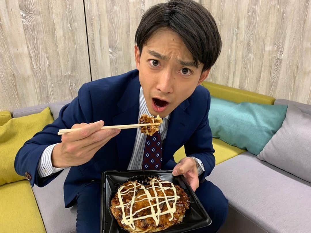 フジテレビアナウンサーさんのインスタグラム写真 - (フジテレビアナウンサーInstagram)「上中勇樹です。 5月7日は語呂に合わせて「粉もんの日」だそうです。  大阪で生まれ育った私はこれまでどれだけ「粉もん」を食してきたことか。。 お好み焼きやたこ焼きを真っ先に思い浮かべましたが、蕎麦もそば粉からできているので「粉もん」なのですね。 他にも、 パスタやラーメン。パンや餃子など。 粉をベースに作られた食べ物はみんな粉もん。 そう考えると、今の私はほとんど粉もんで成長している言っても過言ではない様な気がします。  毎日食べても飽きない「粉もん」 無性に食べたくなる「粉もん」 お好み焼きとざる蕎麦を食べたので、 次はたこ焼きを食べようと思います。  #上中勇樹 #フジテレビアナウンサー #5月7日 #今日は何の日 #粉もんの日」5月7日 11時50分 - fujitv_announcer