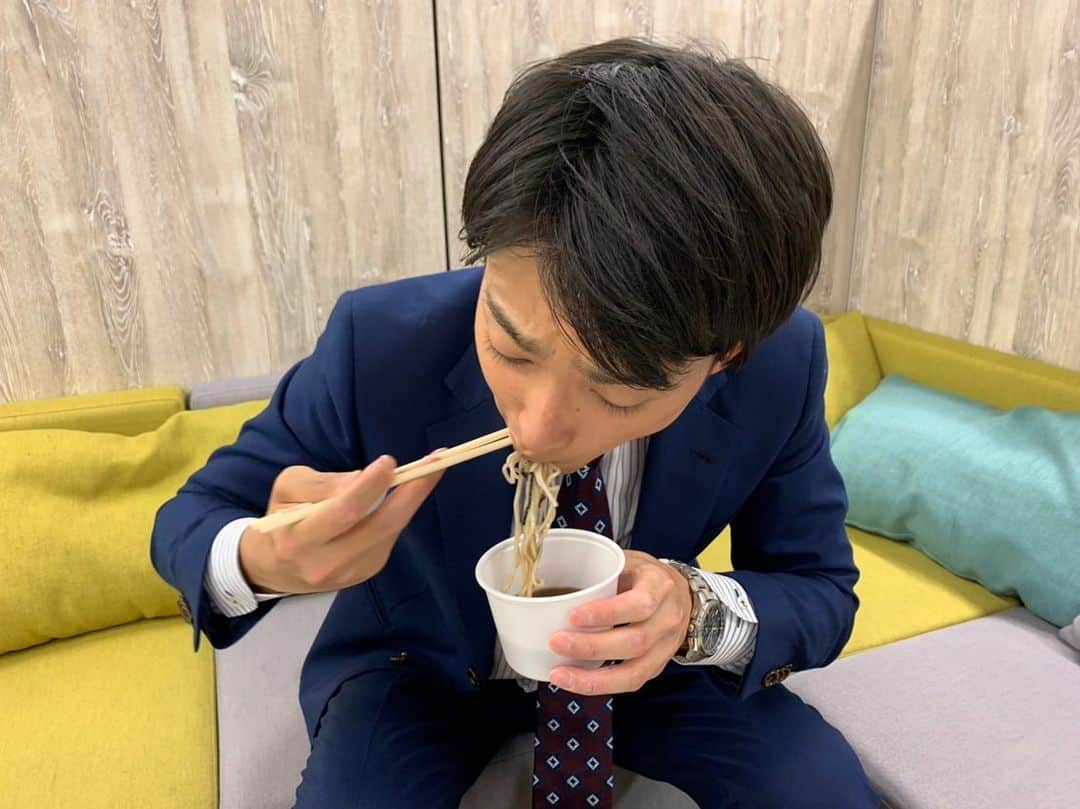 フジテレビアナウンサーさんのインスタグラム写真 - (フジテレビアナウンサーInstagram)「上中勇樹です。 5月7日は語呂に合わせて「粉もんの日」だそうです。  大阪で生まれ育った私はこれまでどれだけ「粉もん」を食してきたことか。。 お好み焼きやたこ焼きを真っ先に思い浮かべましたが、蕎麦もそば粉からできているので「粉もん」なのですね。 他にも、 パスタやラーメン。パンや餃子など。 粉をベースに作られた食べ物はみんな粉もん。 そう考えると、今の私はほとんど粉もんで成長している言っても過言ではない様な気がします。  毎日食べても飽きない「粉もん」 無性に食べたくなる「粉もん」 お好み焼きとざる蕎麦を食べたので、 次はたこ焼きを食べようと思います。  #上中勇樹 #フジテレビアナウンサー #5月7日 #今日は何の日 #粉もんの日」5月7日 11時50分 - fujitv_announcer