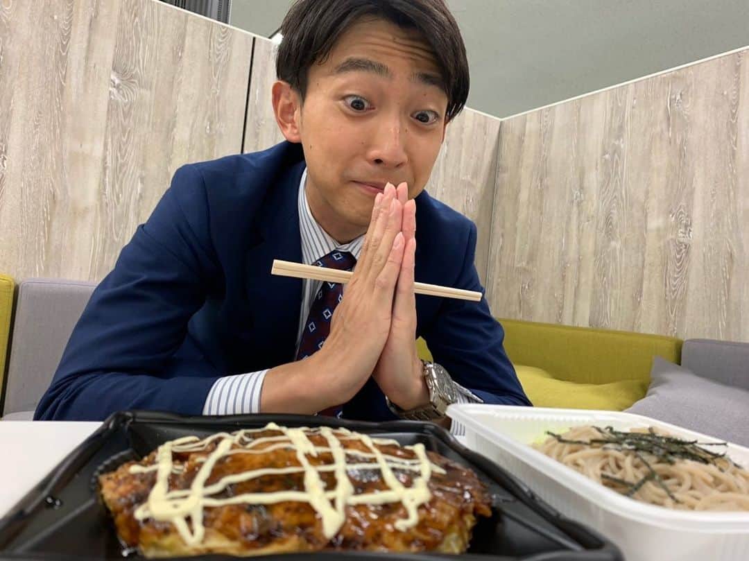フジテレビアナウンサーのインスタグラム：「上中勇樹です。 5月7日は語呂に合わせて「粉もんの日」だそうです。  大阪で生まれ育った私はこれまでどれだけ「粉もん」を食してきたことか。。 お好み焼きやたこ焼きを真っ先に思い浮かべましたが、蕎麦もそば粉からできているので「粉もん」なのですね。 他にも、 パスタやラーメン。パンや餃子など。 粉をベースに作られた食べ物はみんな粉もん。 そう考えると、今の私はほとんど粉もんで成長している言っても過言ではない様な気がします。  毎日食べても飽きない「粉もん」 無性に食べたくなる「粉もん」 お好み焼きとざる蕎麦を食べたので、 次はたこ焼きを食べようと思います。  #上中勇樹 #フジテレビアナウンサー #5月7日 #今日は何の日 #粉もんの日」