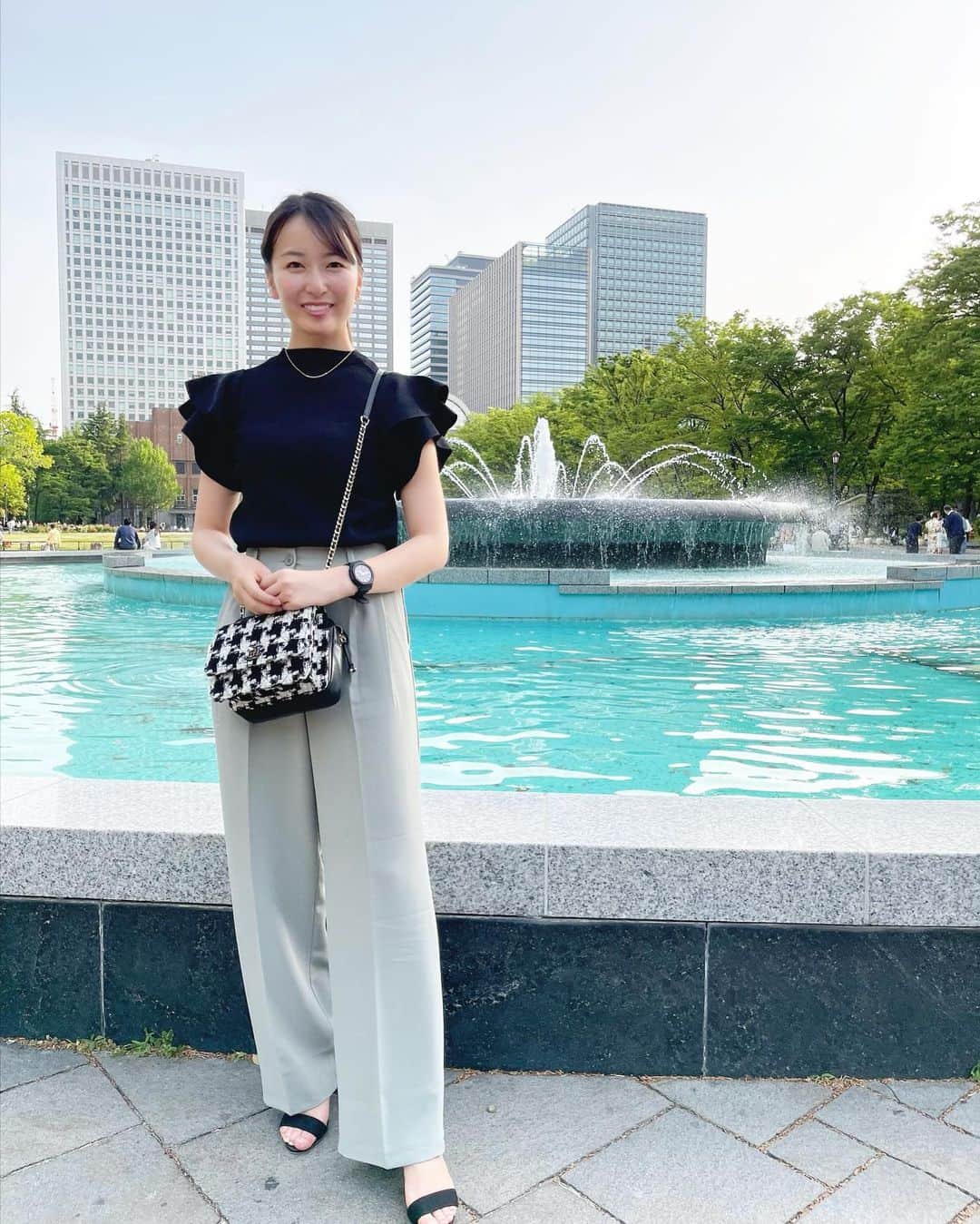 岩間恵のインスタグラム：「日比谷公園を散歩した日🌿  上下ともに @dholic_official で かなりのプチプラコーデです👗  そろそろペディキュアしよ...💅  バッグのファスナー閉め忘れてる🤫  #dholic #dholicsnap #casiowatch #casioak #gshock #chanelbag #プチプラコーデ #todaysoutfit」