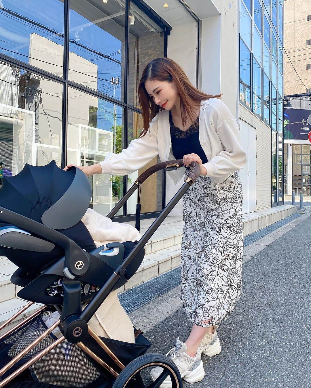 得あゆさんのインスタグラム写真 - (得あゆInstagram)「1ヶ月健診が無事終わりました👶🏻💕 お外にも少しづつ慣れて欲しいので ちょっとだけお散歩デビューした🤍 #外気浴  可愛いすぎるスカートは　@mercuryduo_com 🤍 妊娠中入らなくて！無事履けるようになって 嬉しすぎた🥰💭💭💭💕 ・ ・ ・ ・ ・ ・ ・ ・ ・ ・ ・ ・ ・ ・ ・ #1ヶ月検診#1ヶ月ベビー#お散歩#ベビーカー#チャイルドシート#cybex#ホワイトコーデ#大人可愛い#オトナ女子#春コーデ#ママコーデ#ママファッション#男の子ベビー#男の子ママ#育児#主婦#赤ちゃんのいる暮らし#赤ちゃんのいる生活#大阪ランチ#大阪カフェ#スタイル#日焼け止め#親子コーデ#家族#夫婦#mercuryduo#babycarrier#babyboy#mamagirl」5月7日 12時08分 - tokuayu819