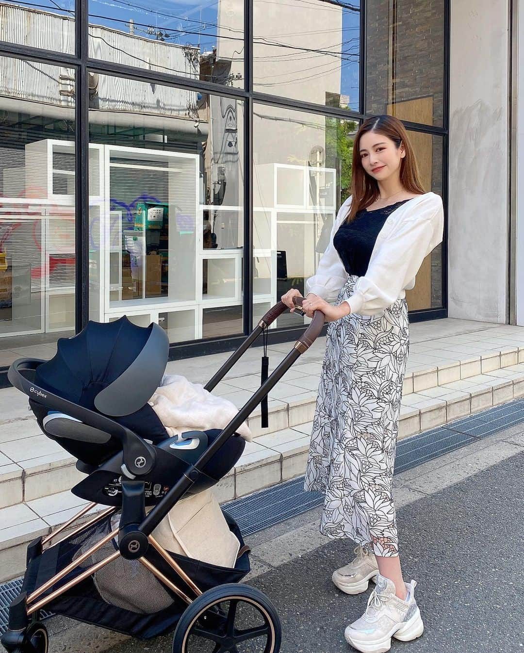 得あゆさんのインスタグラム写真 - (得あゆInstagram)「1ヶ月健診が無事終わりました👶🏻💕 お外にも少しづつ慣れて欲しいので ちょっとだけお散歩デビューした🤍 #外気浴  可愛いすぎるスカートは　@mercuryduo_com 🤍 妊娠中入らなくて！無事履けるようになって 嬉しすぎた🥰💭💭💭💕 ・ ・ ・ ・ ・ ・ ・ ・ ・ ・ ・ ・ ・ ・ ・ #1ヶ月検診#1ヶ月ベビー#お散歩#ベビーカー#チャイルドシート#cybex#ホワイトコーデ#大人可愛い#オトナ女子#春コーデ#ママコーデ#ママファッション#男の子ベビー#男の子ママ#育児#主婦#赤ちゃんのいる暮らし#赤ちゃんのいる生活#大阪ランチ#大阪カフェ#スタイル#日焼け止め#親子コーデ#家族#夫婦#mercuryduo#babycarrier#babyboy#mamagirl」5月7日 12時08分 - tokuayu819