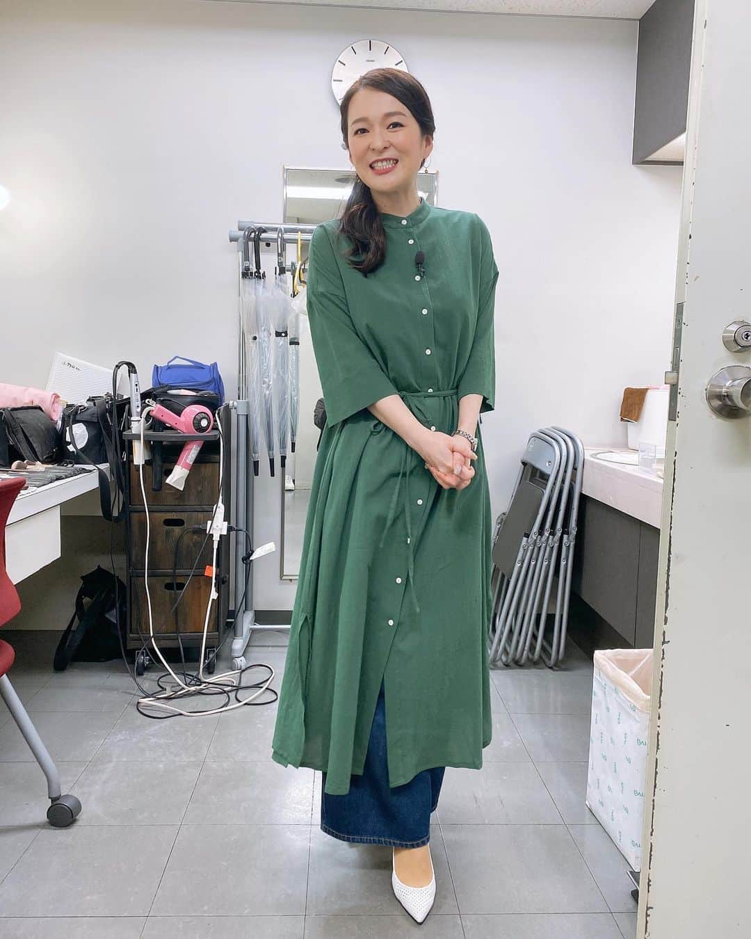 小野口奈々のインスタグラム：「・ 昨日の衣装👗 2着目は、緑色のワンピース✨ 少し透け感のある素材でインナーが短めだったので、 私服で着てきたデニムに合わせました👖💕 #大好きな緑色を選んでくれたスタイリストさん #アナウンサー衣装」