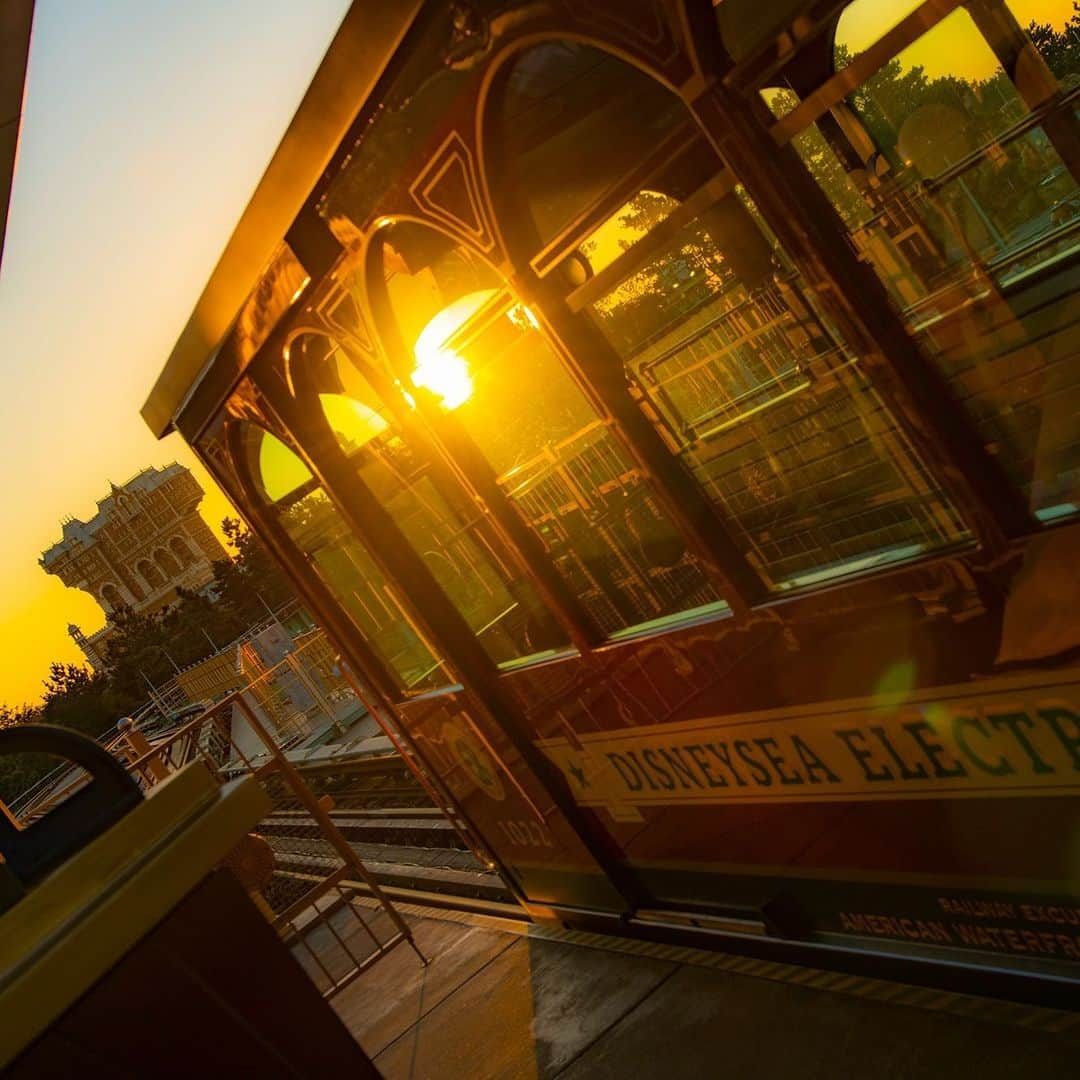 東京ディズニーリゾートさんのインスタグラム写真 - (東京ディズニーリゾートInstagram)「Ride the rails to a new day. 新しい一日に照らされて…🌅 #disneyseaelectricrailway #electricrailway #tokyodisneysea #tokyodisneyresort #towerofterror #trainwindow #ディズニーシーエレクトリックレールウェイ #エレクトリックレールウェイ #東京ディズニーシー #東京ディズニーリゾート #タワーオブテラー #車窓 #朝日」5月7日 12時13分 - tokyodisneyresort_official