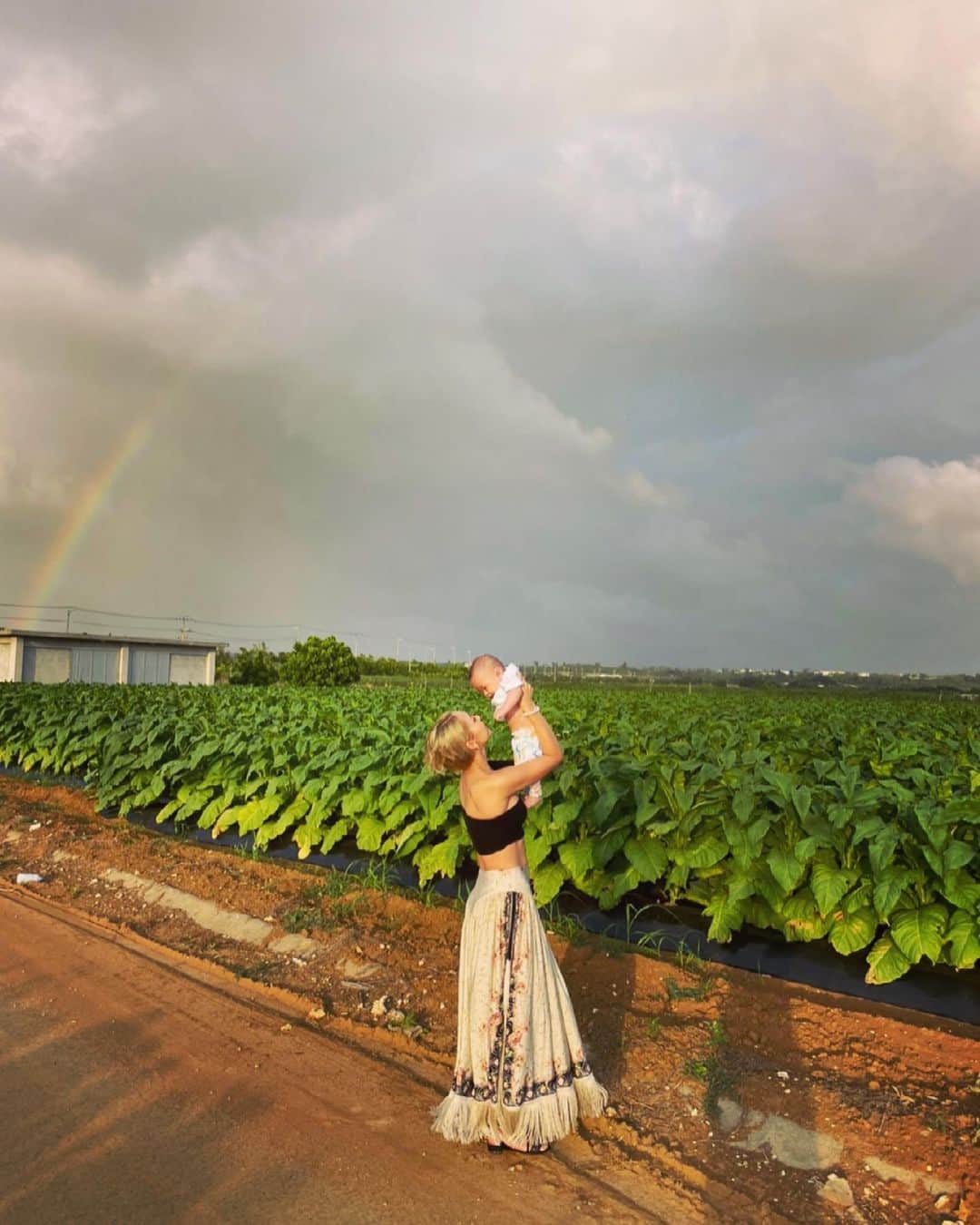 ERIKAさんのインスタグラム写真 - (ERIKAInstagram)「🌎🤎  #Grounding #earth #rainbow」5月7日 12時25分 - erika_supermom