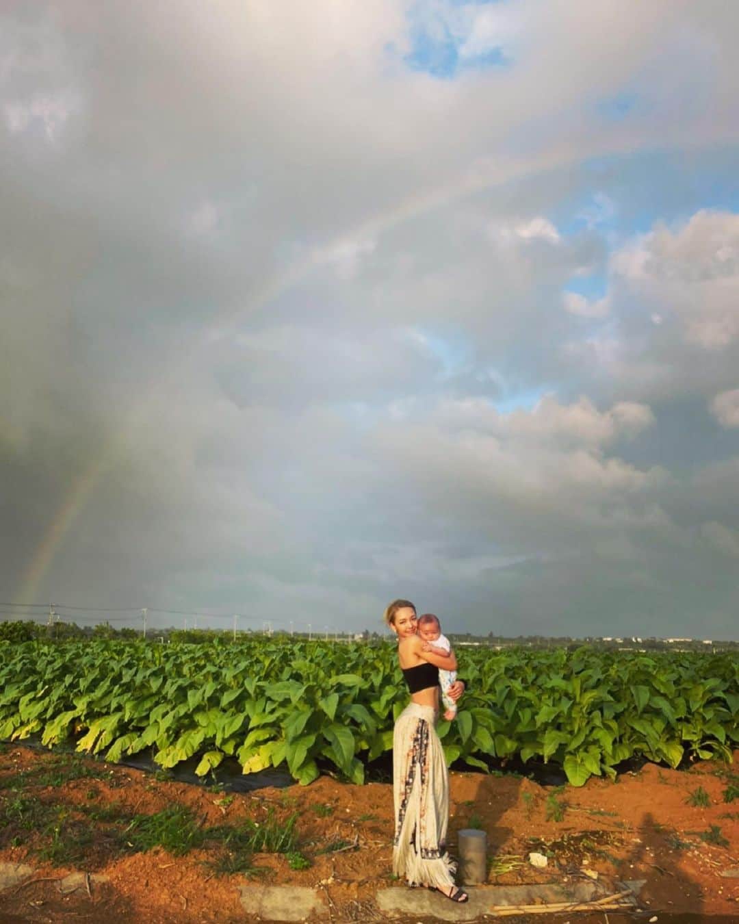 ERIKAのインスタグラム：「🌎🤎  #Grounding #earth #rainbow」