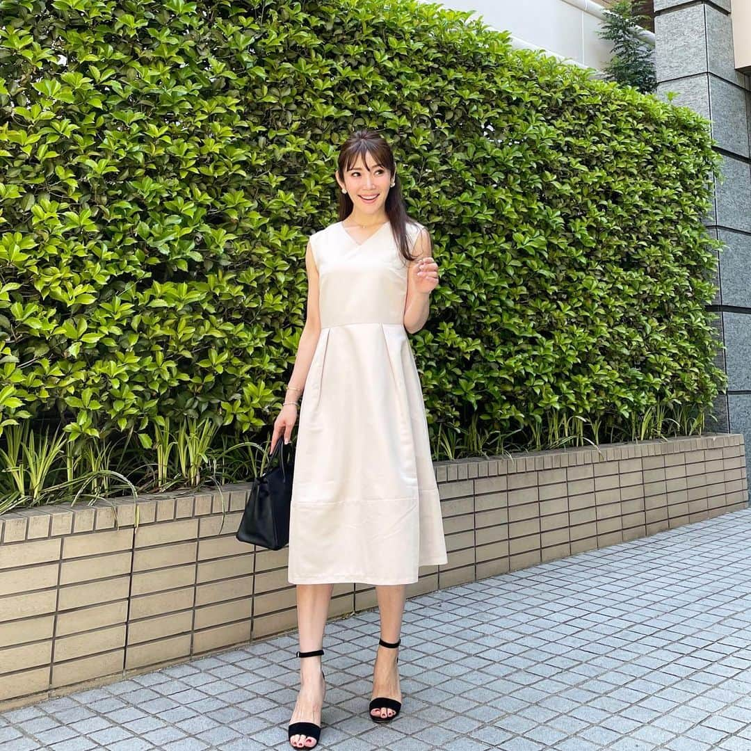 吉田美紀さんのインスタグラム写真 - (吉田美紀Instagram)「・ ・ 綺麗なシルエットと高見え素材◎ 品がよくエレガントなワンピースです！ ・ 程よいハリ感がお気に入りの一枚♡･:*+. ・ 5/10発売。 @lialapg  ¥7900 beige/dark brown/navwy ・ ・ onepiece→#lialapg  sandal→#manoloblahnik  bag→#hermes ・ #coordinate #outfit #ootd #look #style #fashion #wardrobe #instagood #instafashion #コーディネート #ファッション #ママコーデ #ママコーディネート #ママファッション #ワンピース」5月7日 12時58分 - miki__yoshida