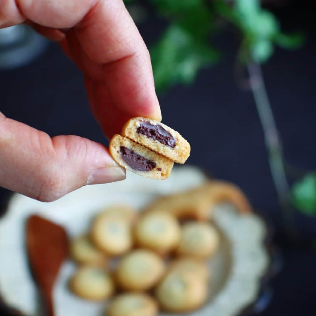 maiさんのインスタグラム写真 - (maiInstagram)「2021年5月5日  🎶ちっちゃなチョコクッキー🎶 　 先日のルバーブタルトの 2番生地を伸ばして コイン状のクーベルチュールを サンドしてみました💚  ちょっとラビオリみたいだね😊  タルトの休ませ時間に 作業して最後は一緒に焼き上げ。  ちっちゃなおまけ お得な気分です☺️💚  #クッキー作り  #チョコクッキー #お菓子教室 #ミルガトー  #つくば」5月7日 13時10分 - michoumama