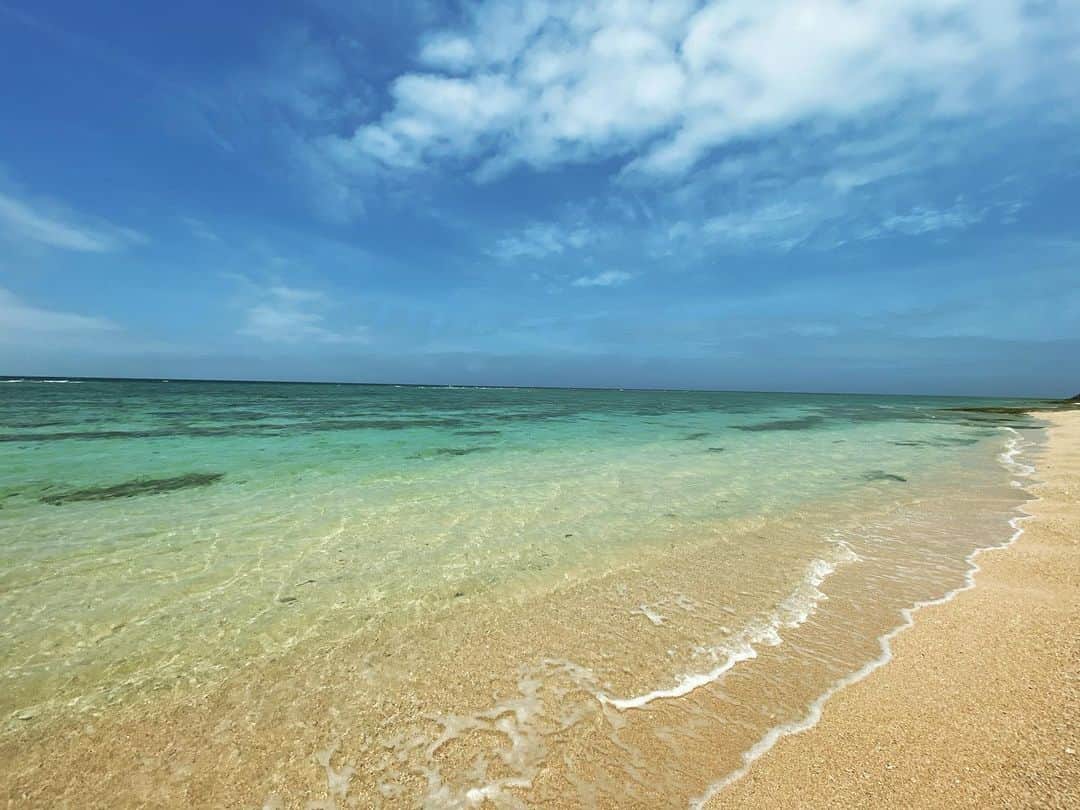 仲宗根泉さんのインスタグラム写真 - (仲宗根泉Instagram)「スタジオにこもる前に 海に行けて 最高でした🌈🤞 . . 梅雨入りしたと 思えない天気で 海も抜群に綺麗で パワーもらったから 午後の仕事も 頑張る🙌  #沖縄梅雨入り #海」5月7日 13時18分 - hy_izumi