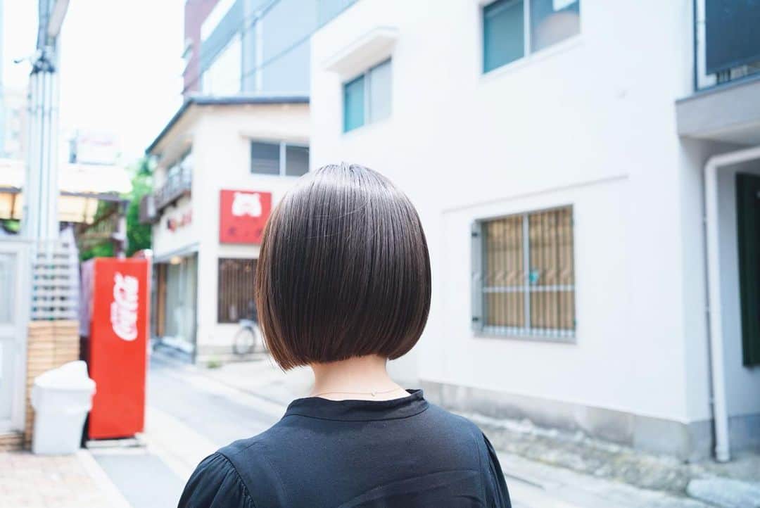 西本早希のインスタグラム：「・ 暗いけど暗すぎない 透け感ある普通のカラーにして というオーダー (面倒くさい  今回は白髪染も入ってるらしいから 少し赤みが残ってるらしい (全部 らしい  @truckin_up_the_path   #安定にネックレスが逆」