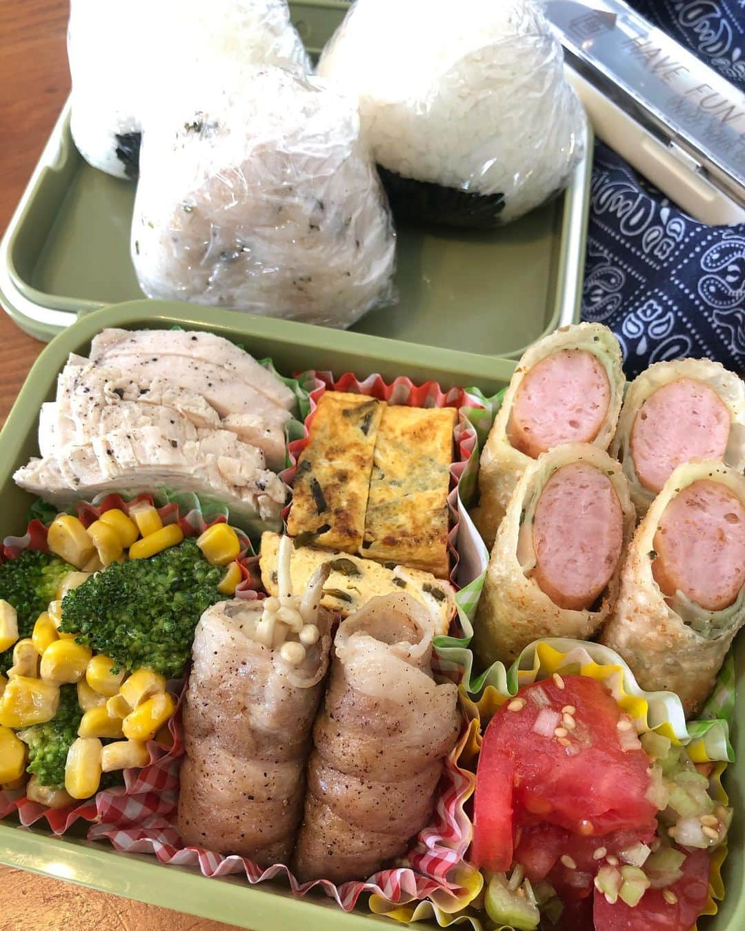 神咲詩織のインスタグラム：「・ ・ ・ ・昨日のお弁当🍽👨🏽✨ ・ ・ ・鶏胸肉の自家製サラダチキン(ブラックペッパー) ・塩昆布の玉子焼き ・ブロッコリーとスイートコーンのバターソテー ・えのきの豚バラ巻き ・ウインナーとチーズの餃子の皮春巻き(青じそ風味) ・トマトと長ネギの中華和え ・おにぎり(明太子、海苔の佃煮、たらこふりかけ) ・ ・ ・ ・本日は肉々しいおべんとぅー！ ・ ・感動的に美味しかったのが餃子の皮春巻き🙌💕 ・ ・餃子の皮が余っていたのでウインナーとスライスチーズ(とろける)に大葉が無かったので刻み青じそチューブちょこっとでクルクル巻いて、、、 ・ ・油で揚げ焼きに🤓✨ ・ ・春巻きの皮よりもサクサクのガリッとした感じに揚がるのでウインナーの油と相性良すぎて最高でした💕 ・ ・ ・餃子の皮が余った時は是非やってみて欲しいです！！！ ・ ・ ・宣言延長って事で、、、 ・ ・まだまだ耐えねばですねぇ🙃 ・ ・ ・ #居酒屋こあら #おべんとこあら #お弁当 #自炊 #👨🏽」