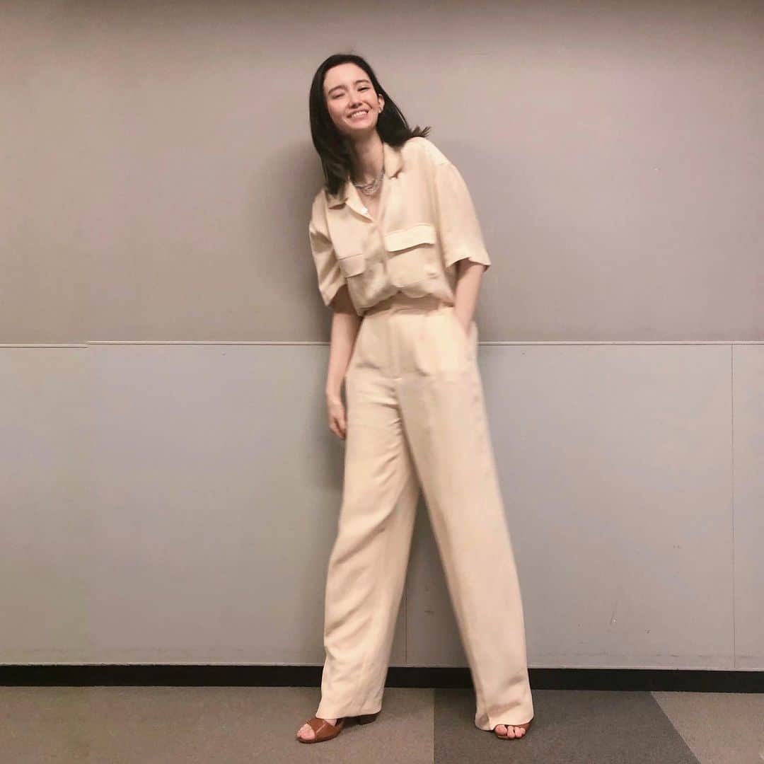 市川紗椰のインスタグラム：「こんやの金スマ﻿ に出演します。﻿ 青二プロダクション特集！総勢24人の豪華な声優陣！野沢雅子さん、古川登志夫さん、古谷徹さん、水田わさびさん、皆口裕子さん、神谷浩史さん、中井和哉さん、山口由里子さんをはじめ、アニメを普段あまり観ない方でも知っている方が大勢出演します。﻿ ゆるゆり から三上枝織さんと津田美波さん、未確認で進行形から 照井春佳さん  もいてドキドキしました。高野麻里佳ちゃんも100万年ぶりにお会いできて嬉しかったです。﻿ 凄かったーー﻿ もし良かったら。﻿ ﻿ TBS「中居正広の金曜日のスマイルたちへ」﻿ 5月7日　20:00﻿ ﻿ #衣装 は﻿ #ワイドパンツ #celine﻿ #シャツ　#ザラ ﻿ #ネックレス #イアパプロネ﻿ #コインネックレス #alighieri﻿ #ビーズネックレス #dianekordas﻿ #ヘアメイク @cheka.ink﻿ です」
