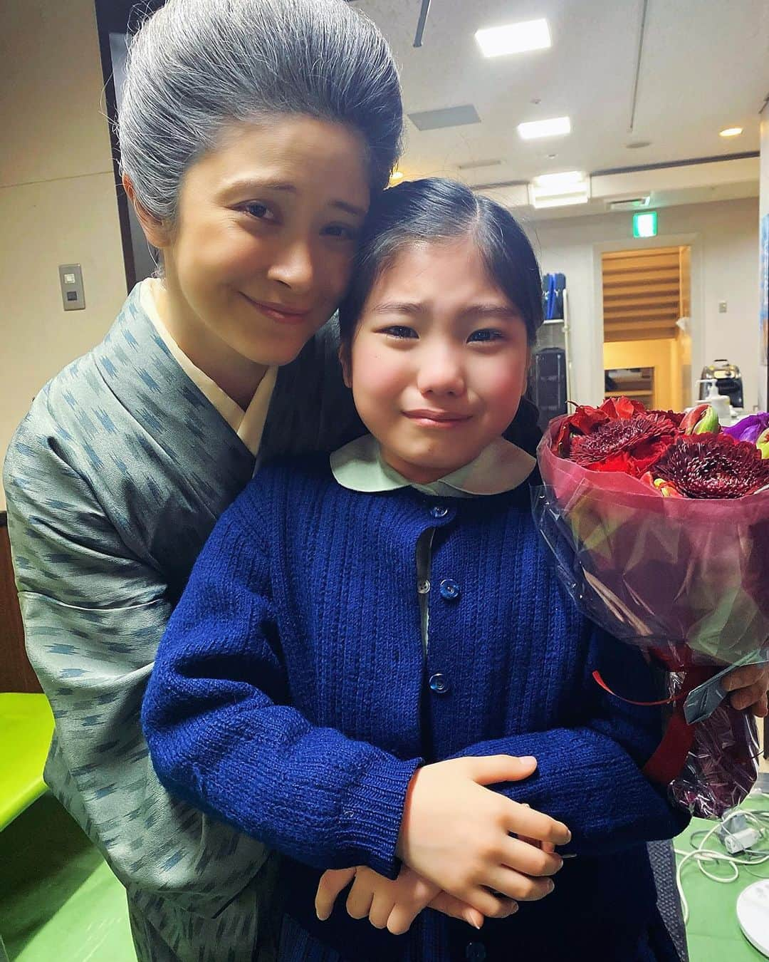 宮澤エマさんのインスタグラム写真 - (宮澤エマInstagram)「💐 「おちょやん」22週目でした。  とても個人的なお話なのですが。 晩年の栗子は、誰よりも見て欲しかった亡きアメリカの祖母、リディアを想いながら演じました。リディアはいつも「あなたがやりたい映像のお芝居ができる様に寝る前にお祈りするわ」と言ってくれていました。栗子さんは、演劇をこよなく愛する祖母がもたらしてくれたギフトだと思っています。  栗子さんの衣装は緑が印象的だったのですが年月を重ねた彼女のお着物の差し色は紫が多くて。紫が大好きだった祖母が撮影中、応援してくれている様な気がして。今日の放送のラストカット、三味線を包む長袋が紫がかっている事に気がついて、あぁやっぱり見ててくれたんだなぁって思ってしまいました。  春ちゃんと千代ちゃん、そしてテルヲさん。一緒にお芝居ができて心から光栄でした。何より、最高に楽しかったです！  こんなに素敵な役を私に委ねて下さって本当にありがとうございました。  #おちょやん #栗子 #家族 #toallthegrandmas  #stilluprightsortof」5月7日 13時41分 - emmamiyazawa