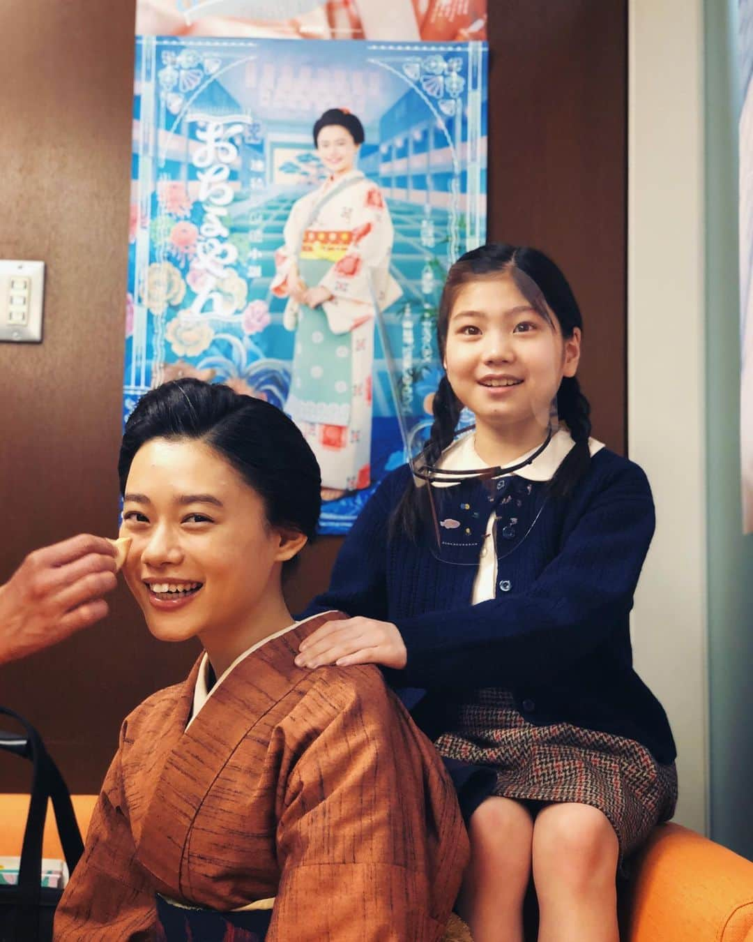 宮澤エマさんのインスタグラム写真 - (宮澤エマInstagram)「💐 「おちょやん」22週目でした。  とても個人的なお話なのですが。 晩年の栗子は、誰よりも見て欲しかった亡きアメリカの祖母、リディアを想いながら演じました。リディアはいつも「あなたがやりたい映像のお芝居ができる様に寝る前にお祈りするわ」と言ってくれていました。栗子さんは、演劇をこよなく愛する祖母がもたらしてくれたギフトだと思っています。  栗子さんの衣装は緑が印象的だったのですが年月を重ねた彼女のお着物の差し色は紫が多くて。紫が大好きだった祖母が撮影中、応援してくれている様な気がして。今日の放送のラストカット、三味線を包む長袋が紫がかっている事に気がついて、あぁやっぱり見ててくれたんだなぁって思ってしまいました。  春ちゃんと千代ちゃん、そしてテルヲさん。一緒にお芝居ができて心から光栄でした。何より、最高に楽しかったです！  こんなに素敵な役を私に委ねて下さって本当にありがとうございました。  #おちょやん #栗子 #家族 #toallthegrandmas  #stilluprightsortof」5月7日 13時41分 - emmamiyazawa