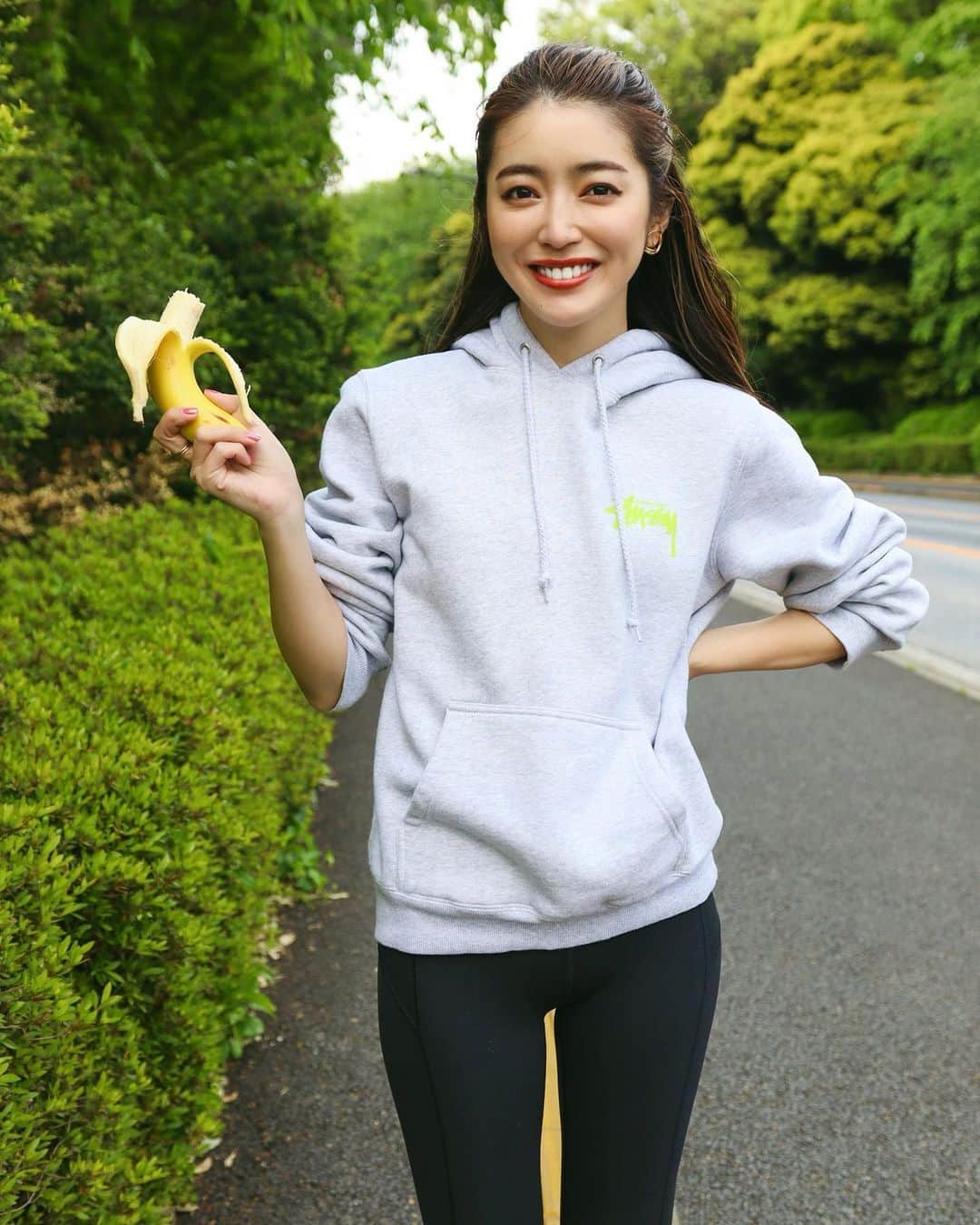 大口智恵美さんのインスタグラム写真 - (大口智恵美Instagram)「今日はBANATHONをやってみました🍌🏃‍♀️  バナソンとは、、 ランニングやウォーキングの新しい運動習慣として、オンラインアプリを通じてバナナ型のコースを歩いたり、走ったりしながら参加者同士の体験を共有することができるキャンペーンのこと🏃‍♀️ 走った後はドール @dole.sunshine.jp のバナナを食べてパワーチャージ🍌  生実況運動アプリ“ライブラン“と言うアプリと共に一緒に走ります🤍 私は千駄ヶ谷近辺をバナナ型になる様に事前にコースを決めて走ってきました〜✨  アプリを使ってのランニングはラジオを聞いてるみたいで、走ってる時も1人じゃない！みんな頑張ってるから私も頑張ろーって気持ちになれました☺️  緑鮮やかになってきた季節なので、自然を感じながらランニングするのがすごく気持ちよかったー🌳  指定された大会開催日時になると、全国のバナソン体験者が好きな場所で一斉にランニング&ウォーキングを開始するので、 仲間と走っている感覚で、思い思いの楽しみ方ができて嬉しいです🤍  大人になると運動不足になりがちだったりで、、 心と体の健康のためにも、こうやってマラソンできる機会が身近にあると頑張れる🤍  休日の過ごし方にもぴったりですね🏃‍♀️  #dole #バナナ #バナソン #オンラインラン #オンラインウォーキング#日本の運動不足をバナナが救う　#Promotion」5月7日 13時42分 - chemiiiii