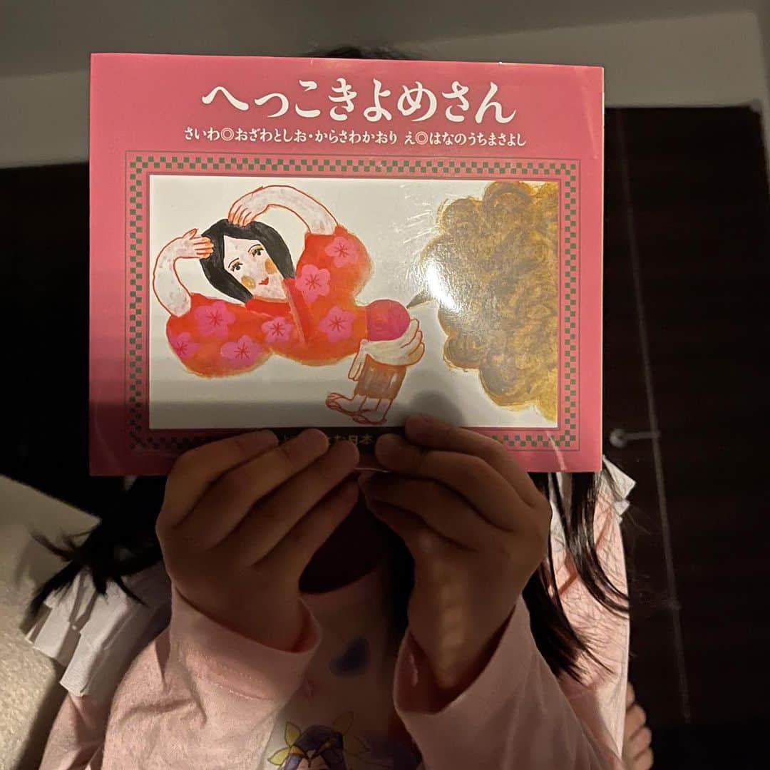 田村淳のインスタグラム：「娘の絵本 だいたいの昔話は知ってるのですが この　へっこき嫁さん　だけ知らなかった 最近の僕の1番のお気に入りの絵本です。 娘のリヴィは 『今日はパパが好きな絵本読んで良いよと言ってきます』 この本を持って来ると僕が喜ぶのを知られていて恥ずい^_^  へやへや はだだか　はだだか とんぴんからりの ほろけ　ほろけ  オススメの絵本ありますか？  #オススメ  #へっこきよめさん」