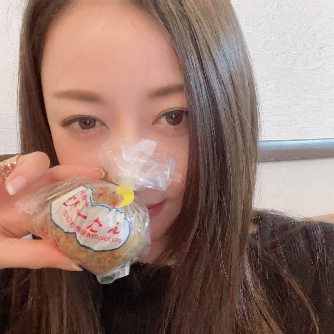 瑛蓮のインスタグラム：「のりちゃんが誕生日プレゼントに、好物の高級珍味のピータンを3つもくれました❣️好物のくせに、2年ほど存在を忘れていました❣️  #好物 #ピータン」